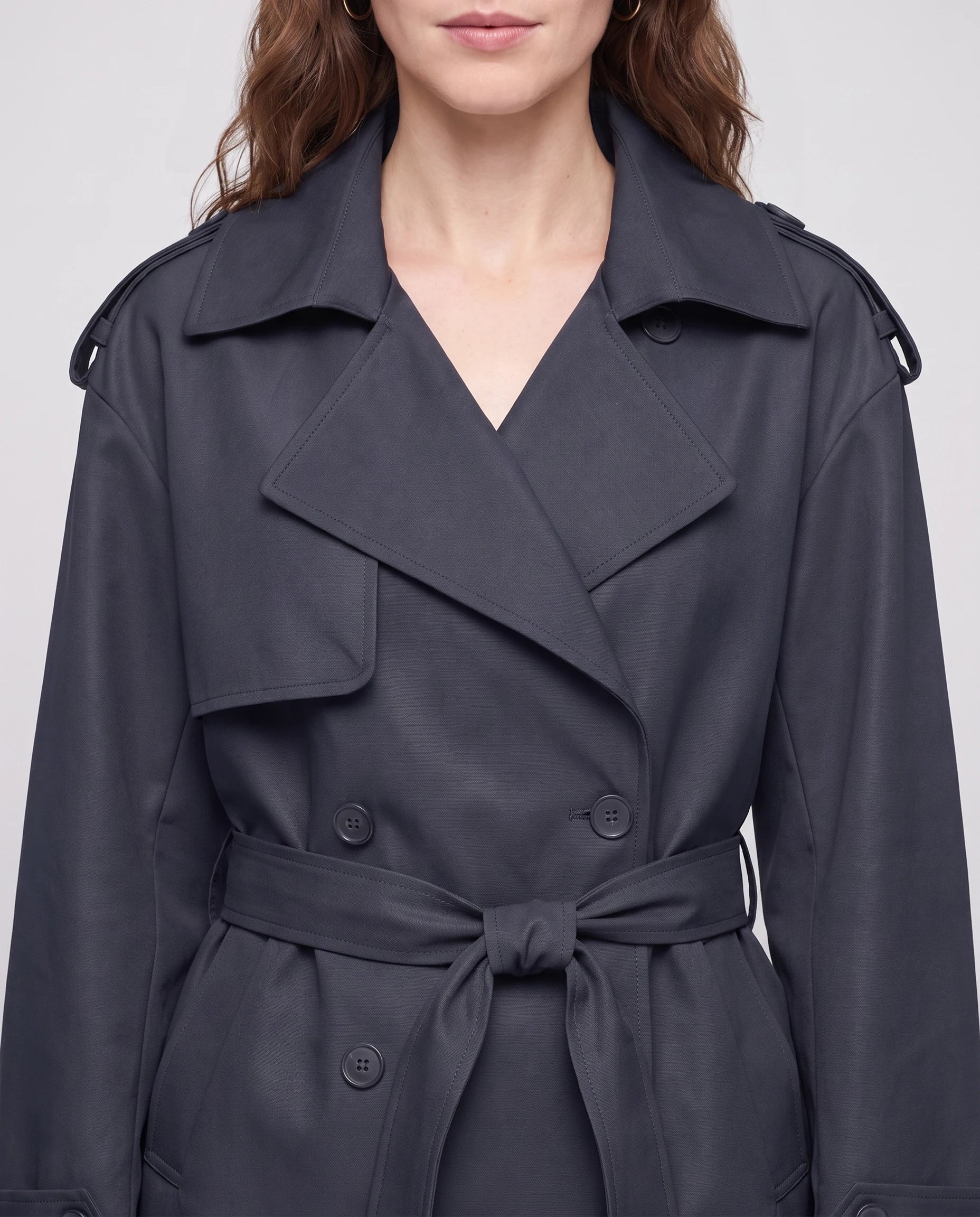 Trench court ceinturé Jehanne — détail des revers et de la ceinture nouée — coloris Bleu Marine