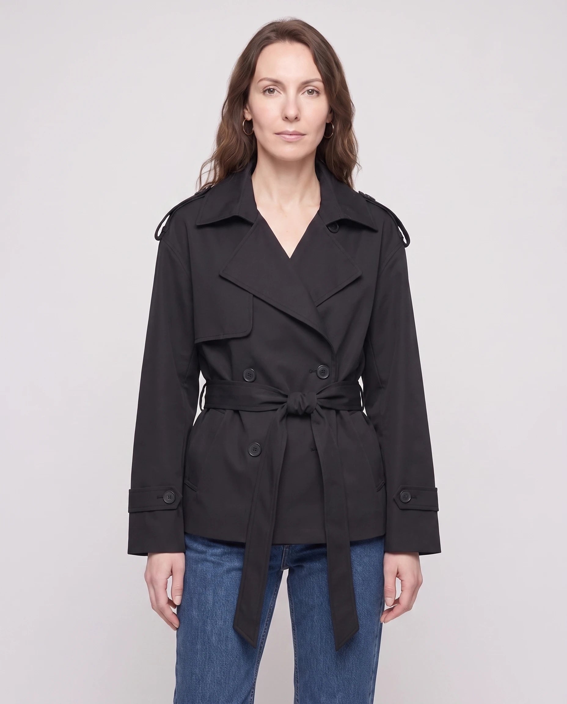 Trench court ceinturé noir Jehanne, plan rapproché buste en studio