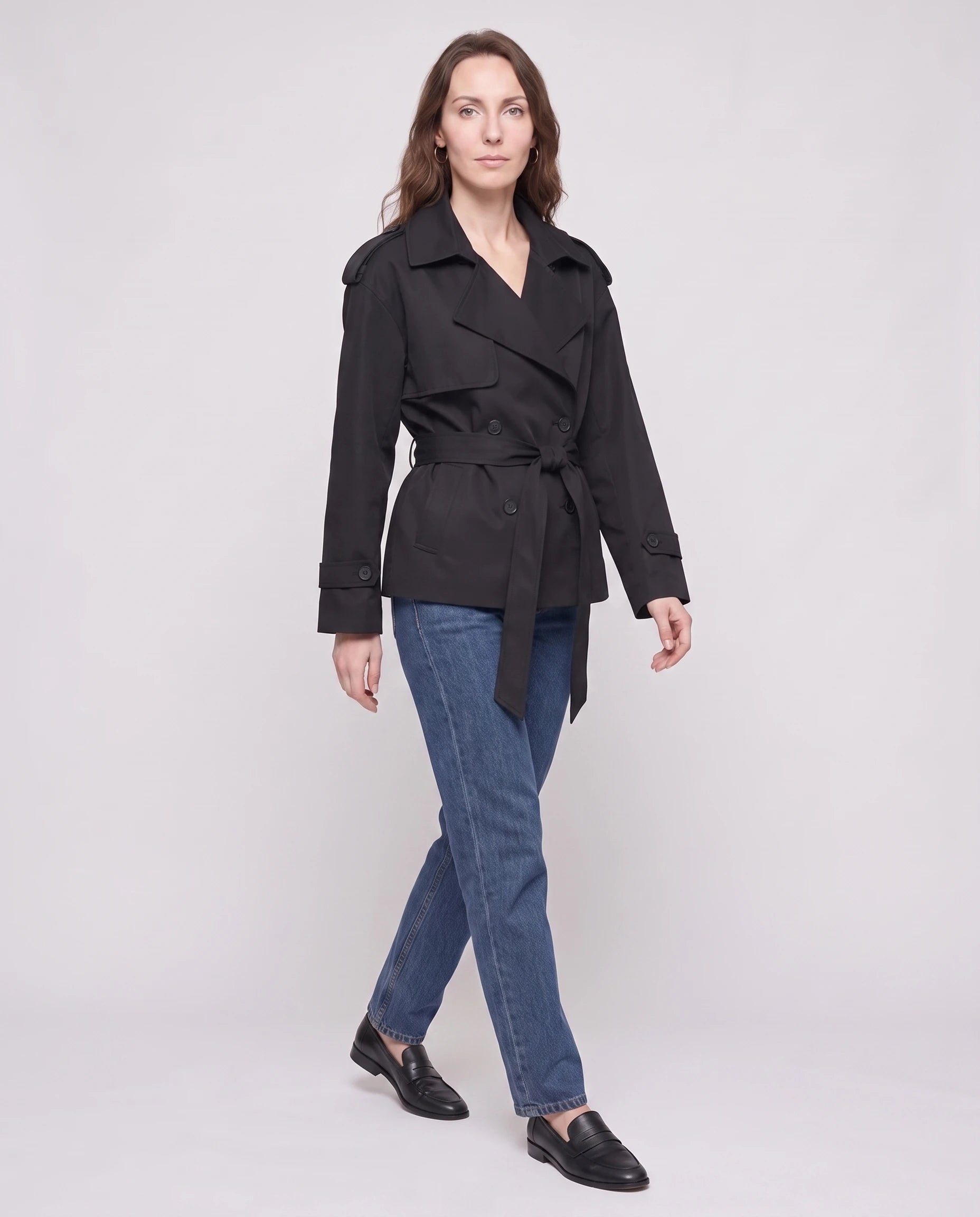 Trench court ceinturé Jehanne — vue de face en studio — coloris Noir