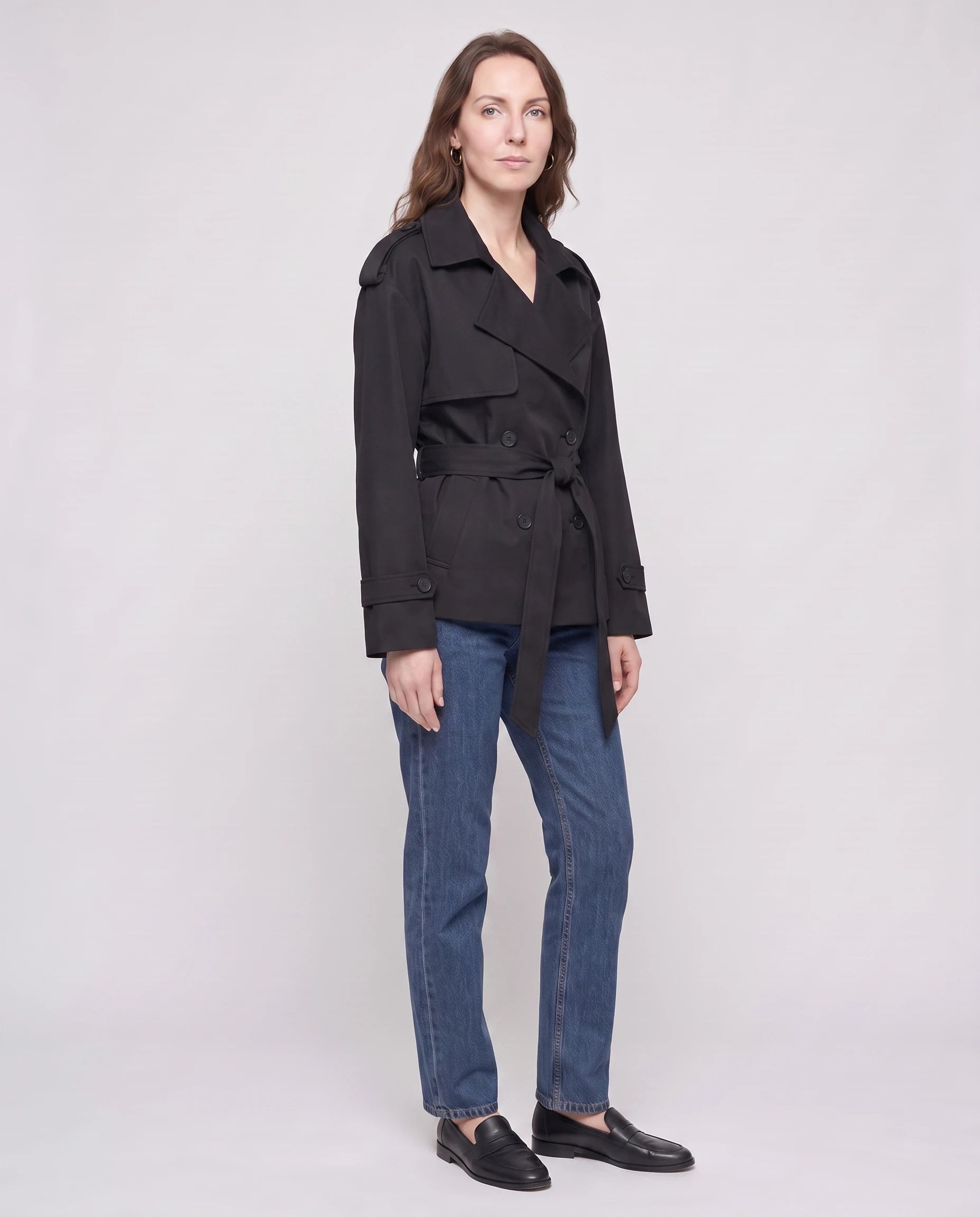 Trench court ceinturé Jehanne — vue de trois quarts en studio — coloris Noir