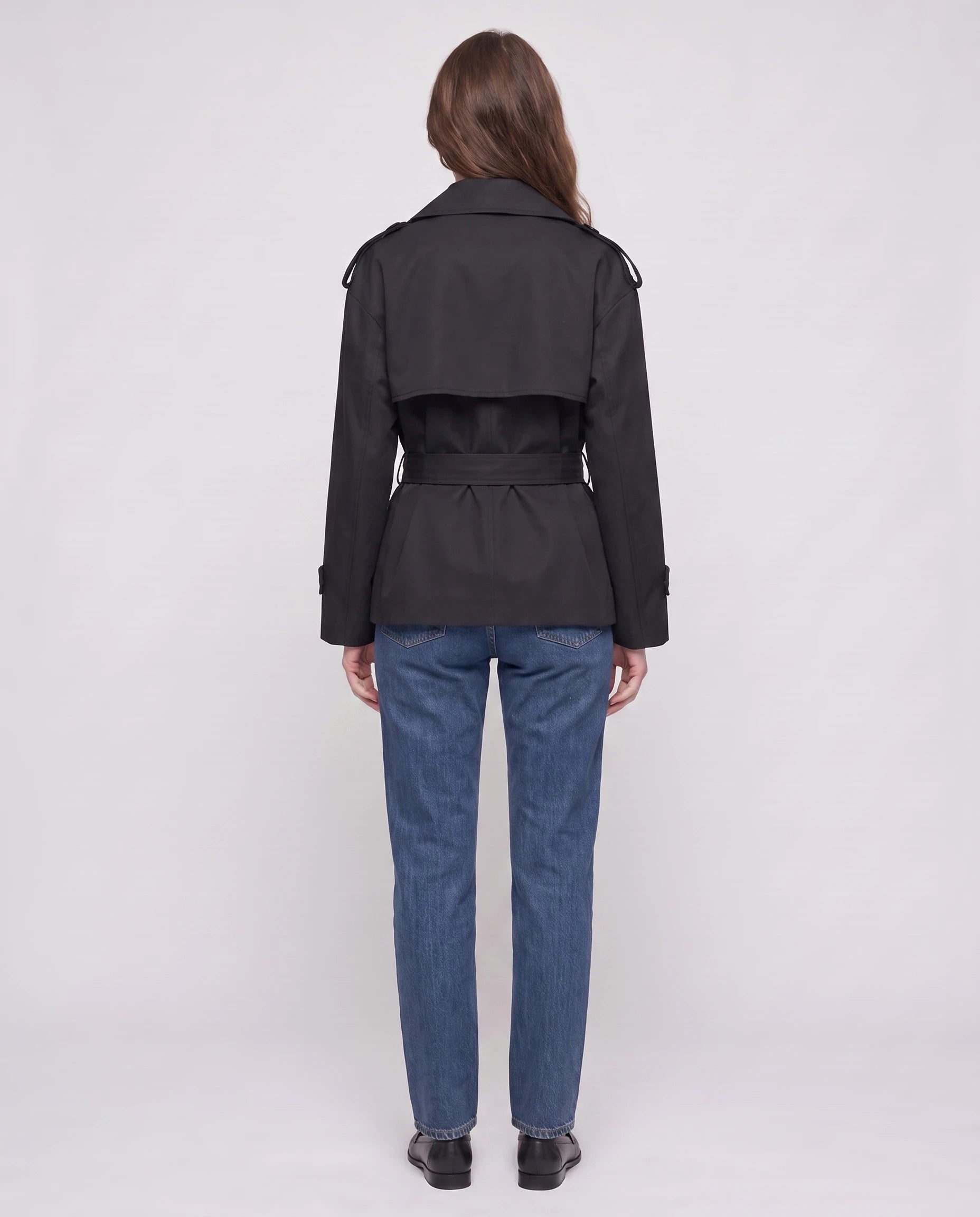 Trench court ceinturé Jehanne — vue de dos, empiècement et ceinture — coloris Noir