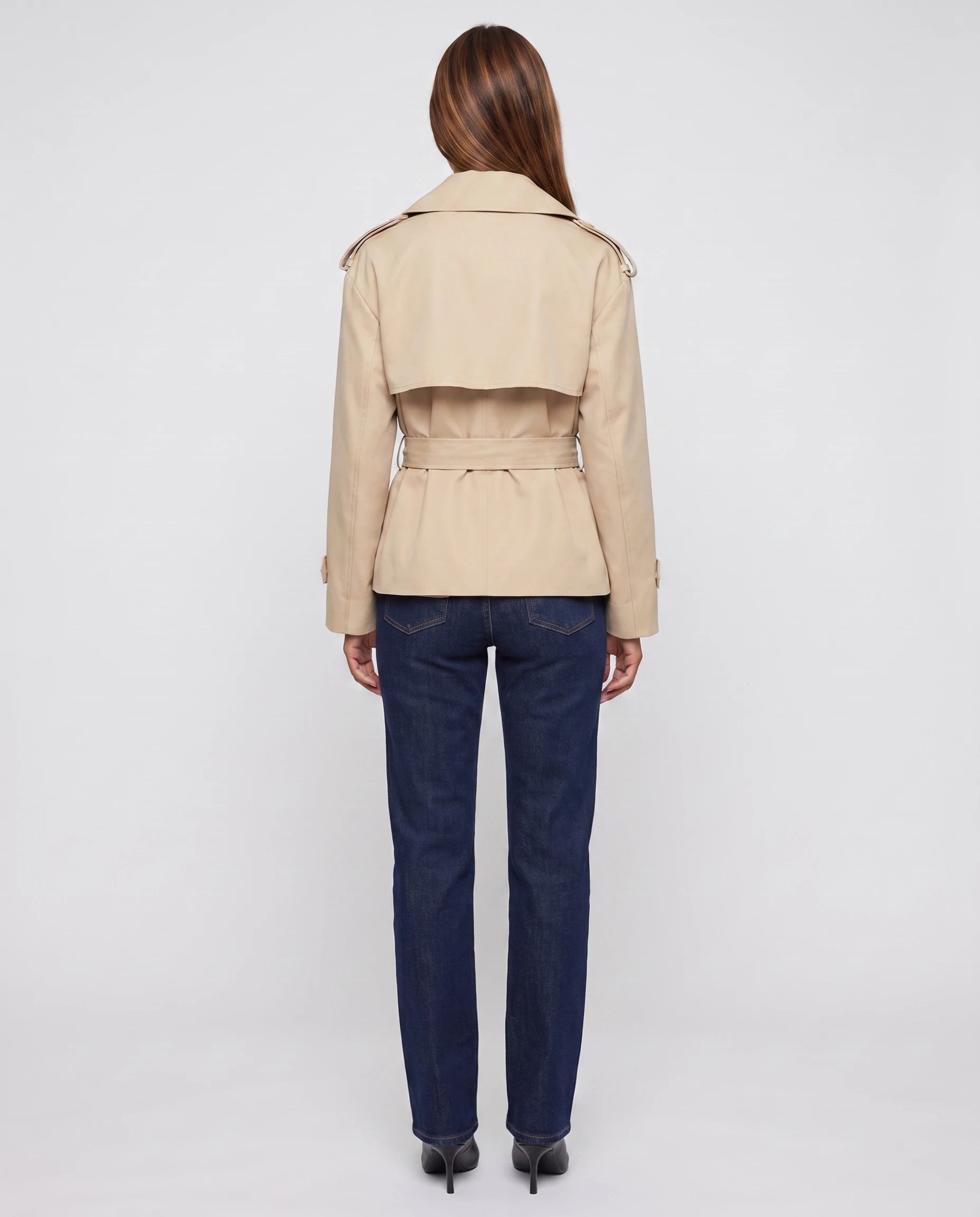 Trench court oversize beige Bettina, vue de dos en studio