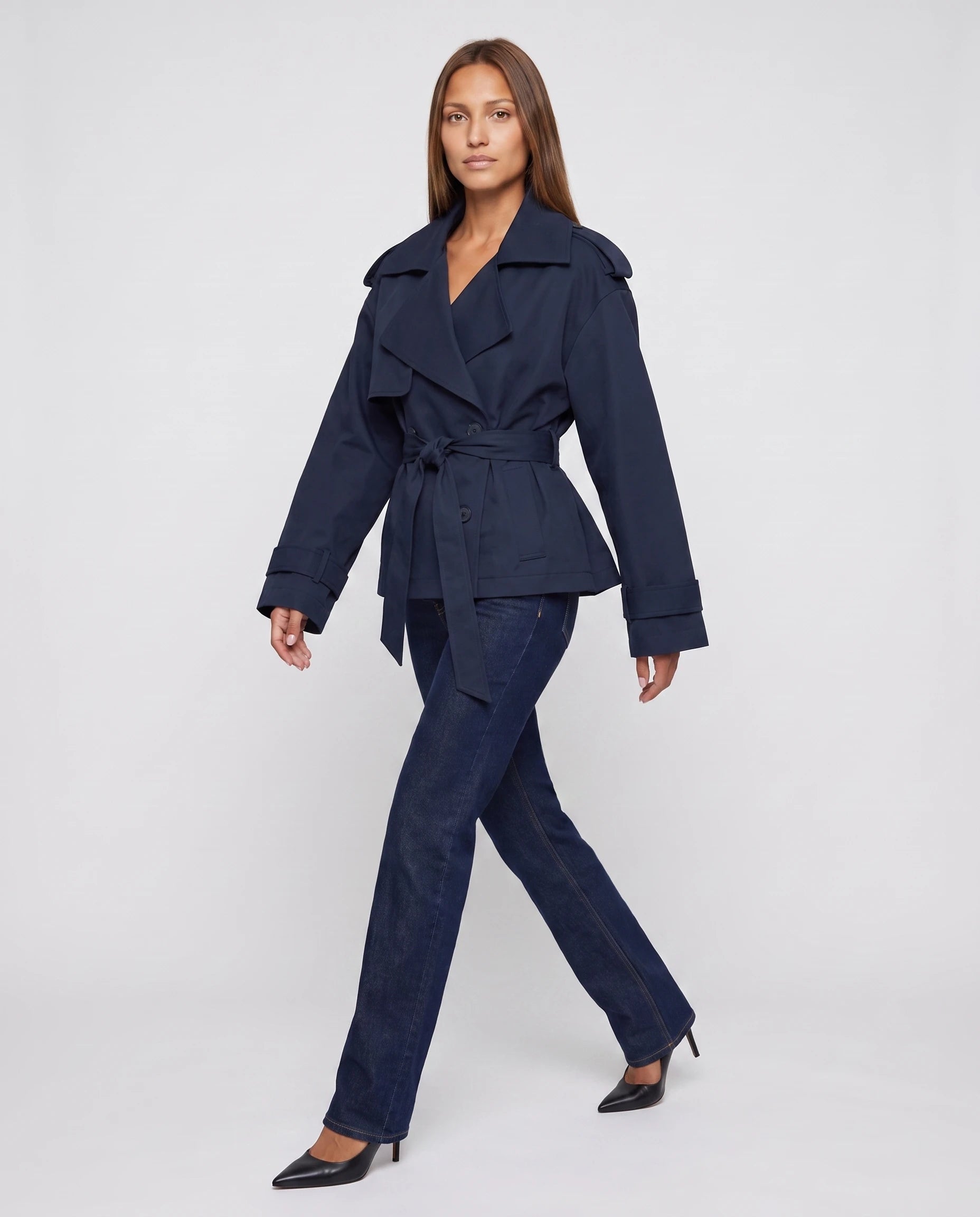 Trench court oversize bleu marine Bettina, vue de face en studio