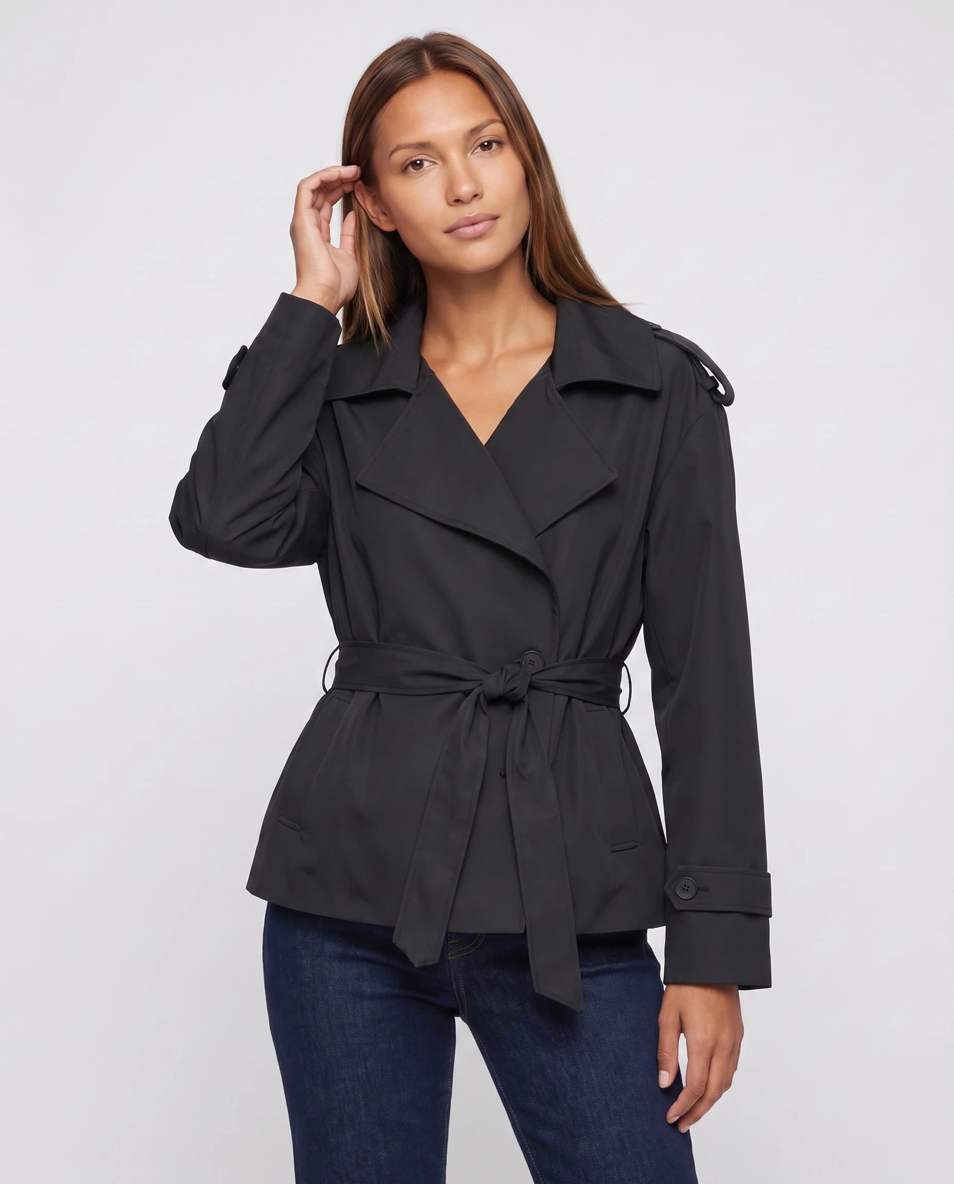 Trench court oversize noir Bettina, plan rapproché buste en studio
