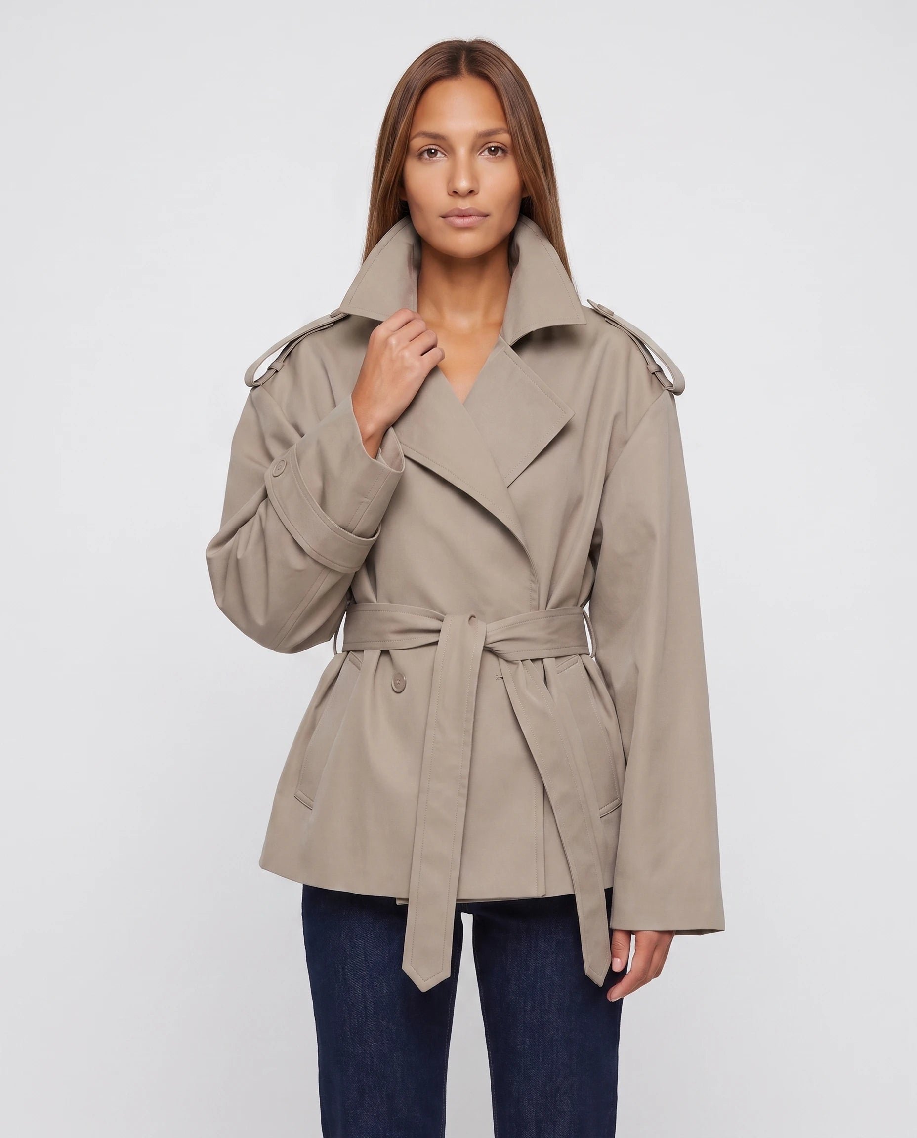 Trench court oversize taupe Bettina, plan rapproché buste en studio