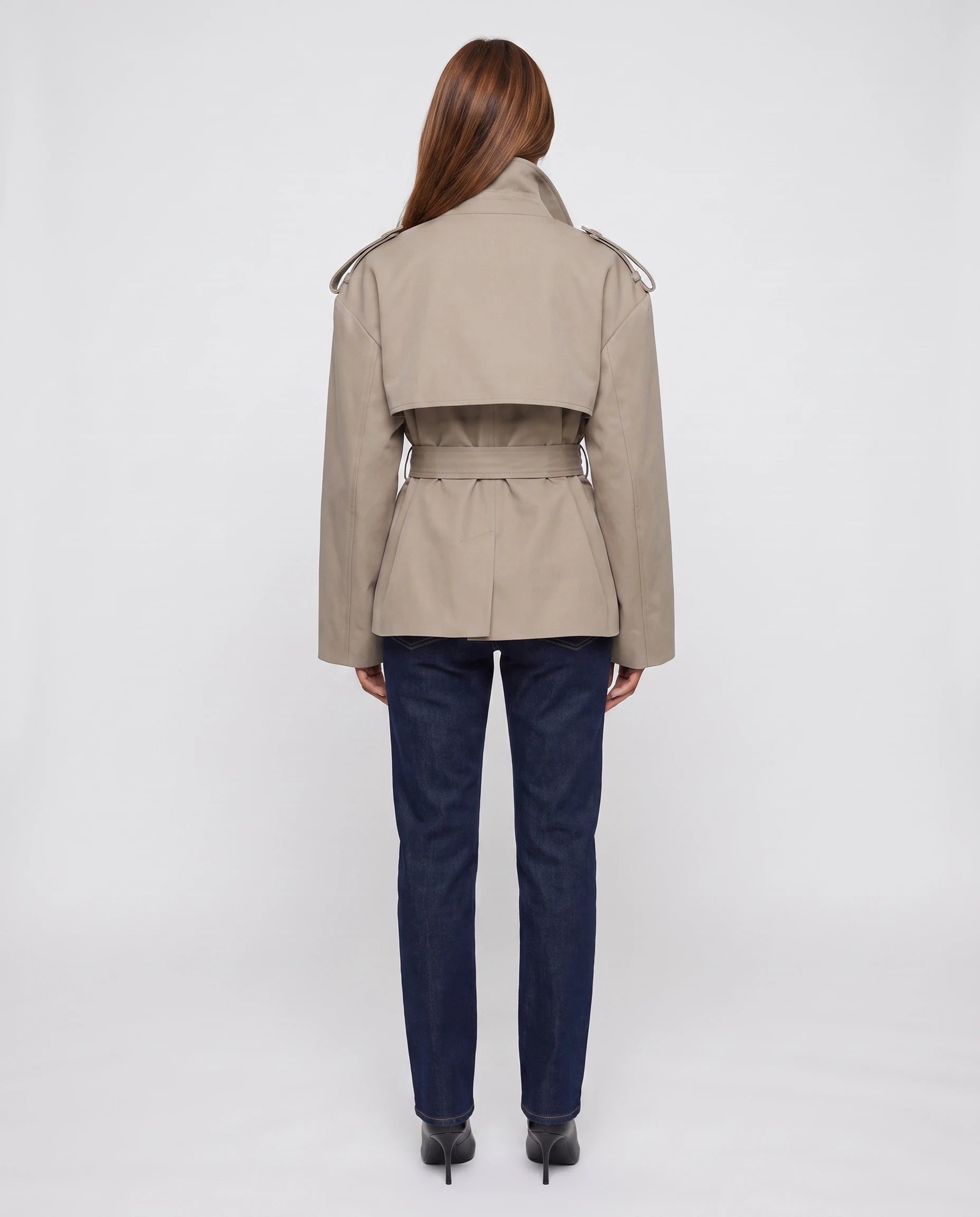Trench court oversize taupe Bettina, vue de dos en studio