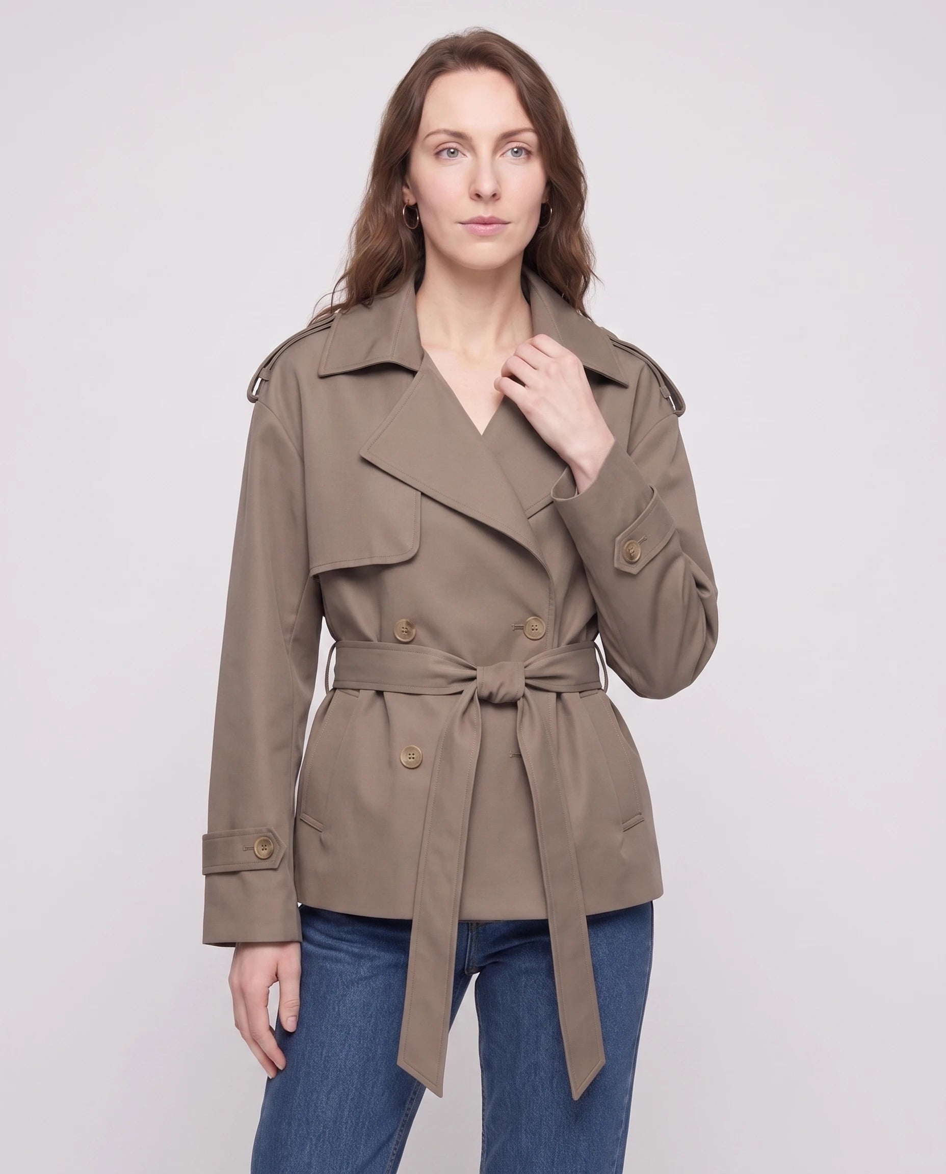 Trench court ceinturé taupe Jehanne, plan rapproché buste en studio