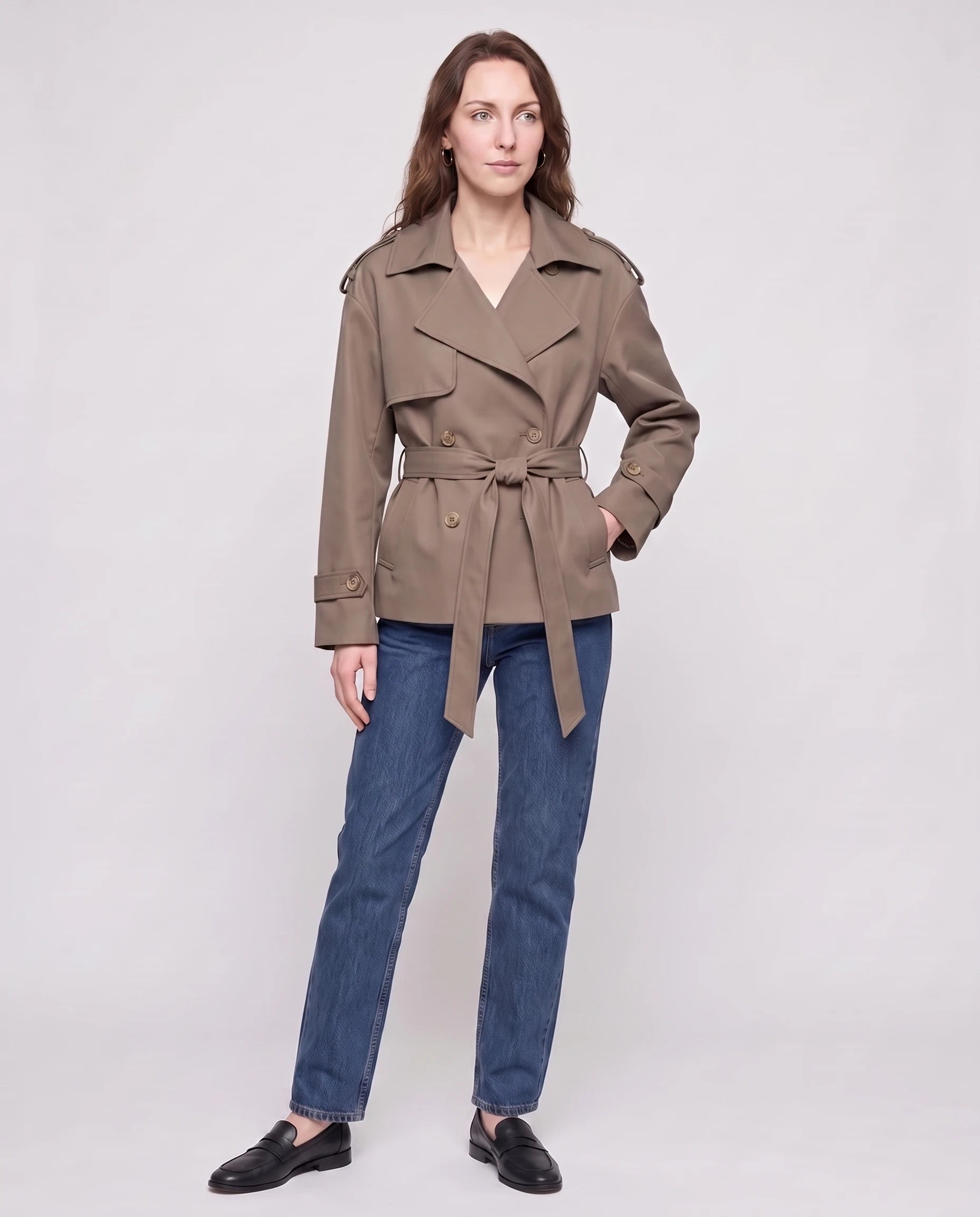 Trench court ceinturé Jehanne — vue de face en studio — coloris Taupe