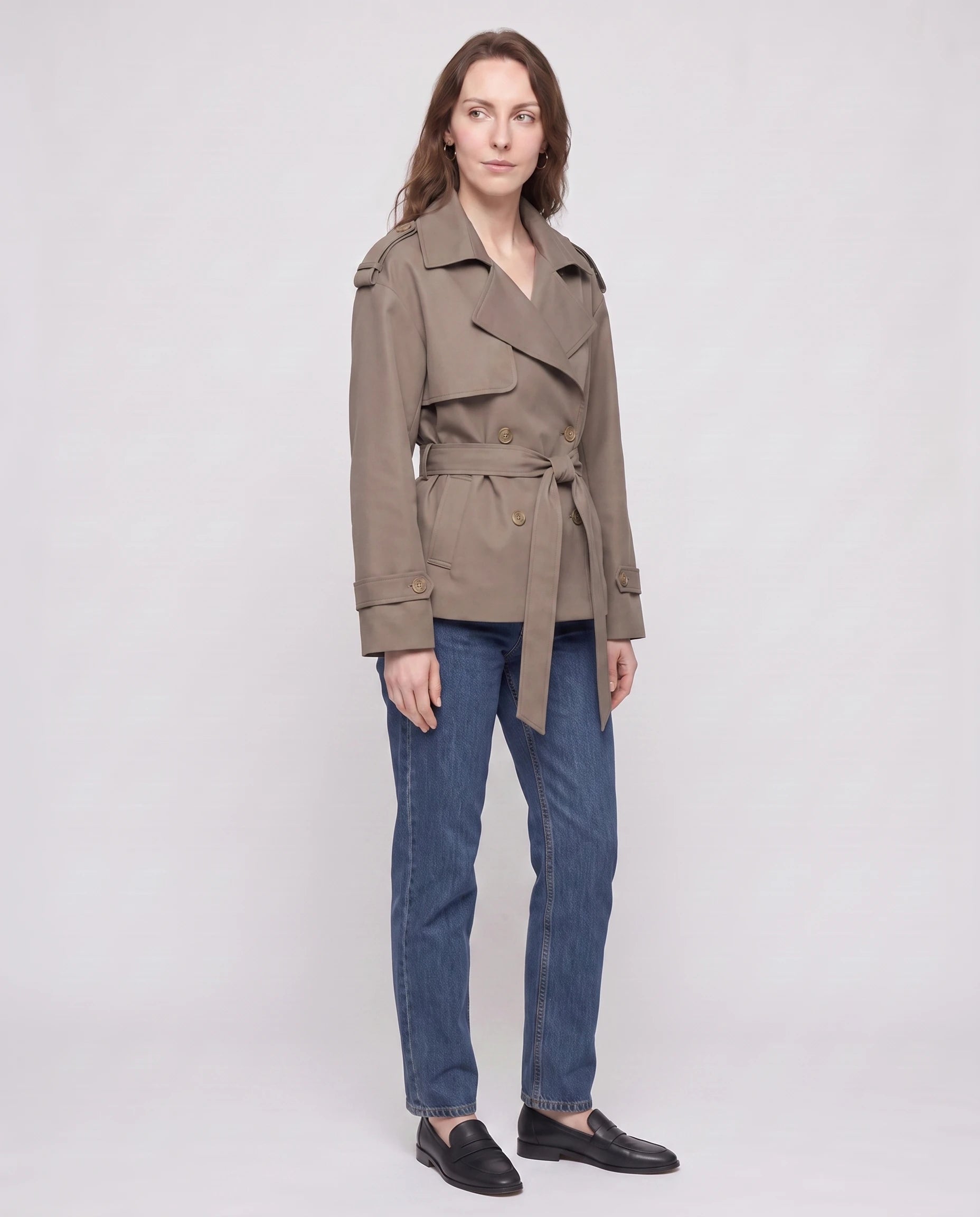 Trench court ceinturé Jehanne — vue de trois quarts en studio — coloris Taupe