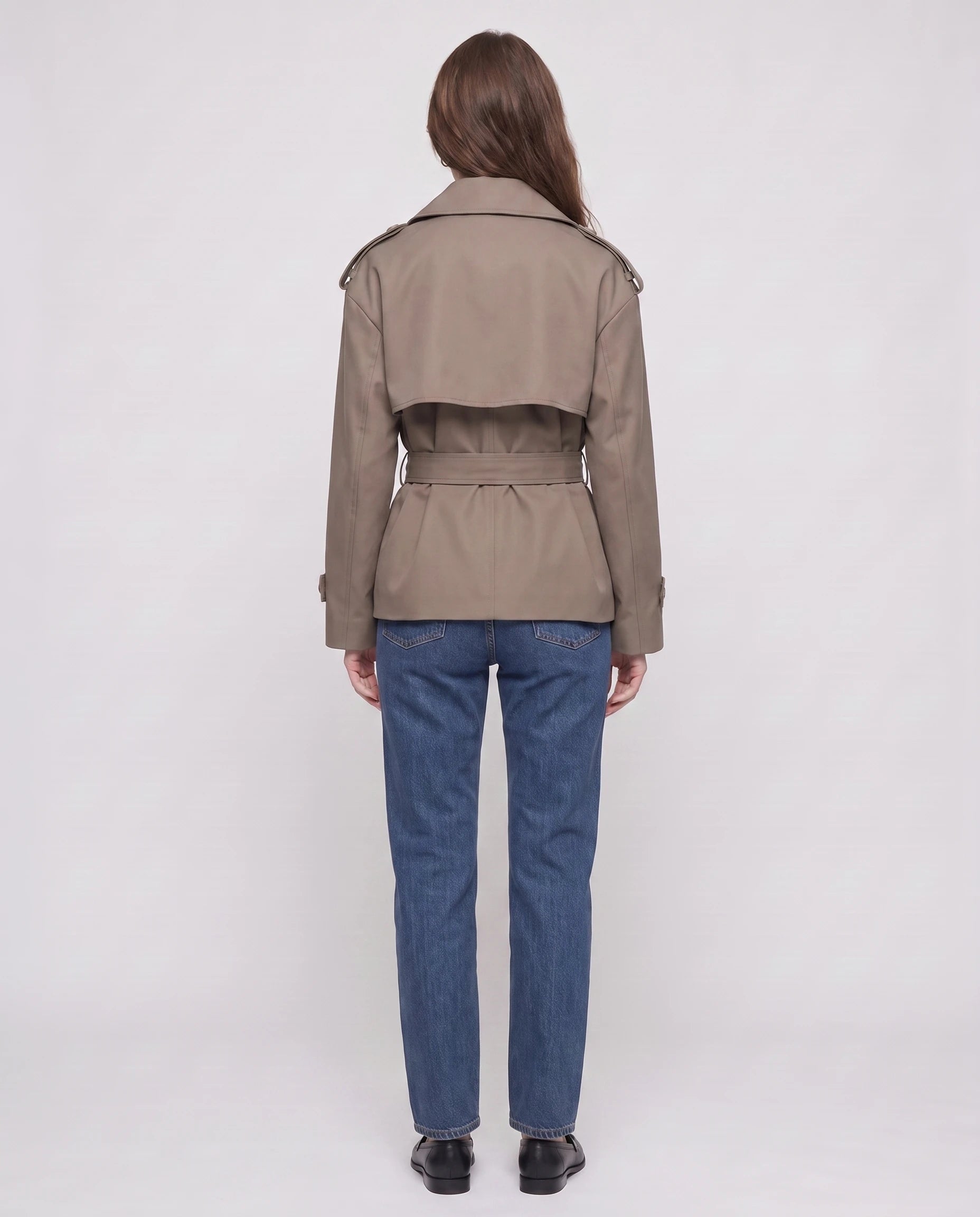 Trench court ceinturé Jehanne — vue de dos, empiècement et ceinture — coloris Taupe