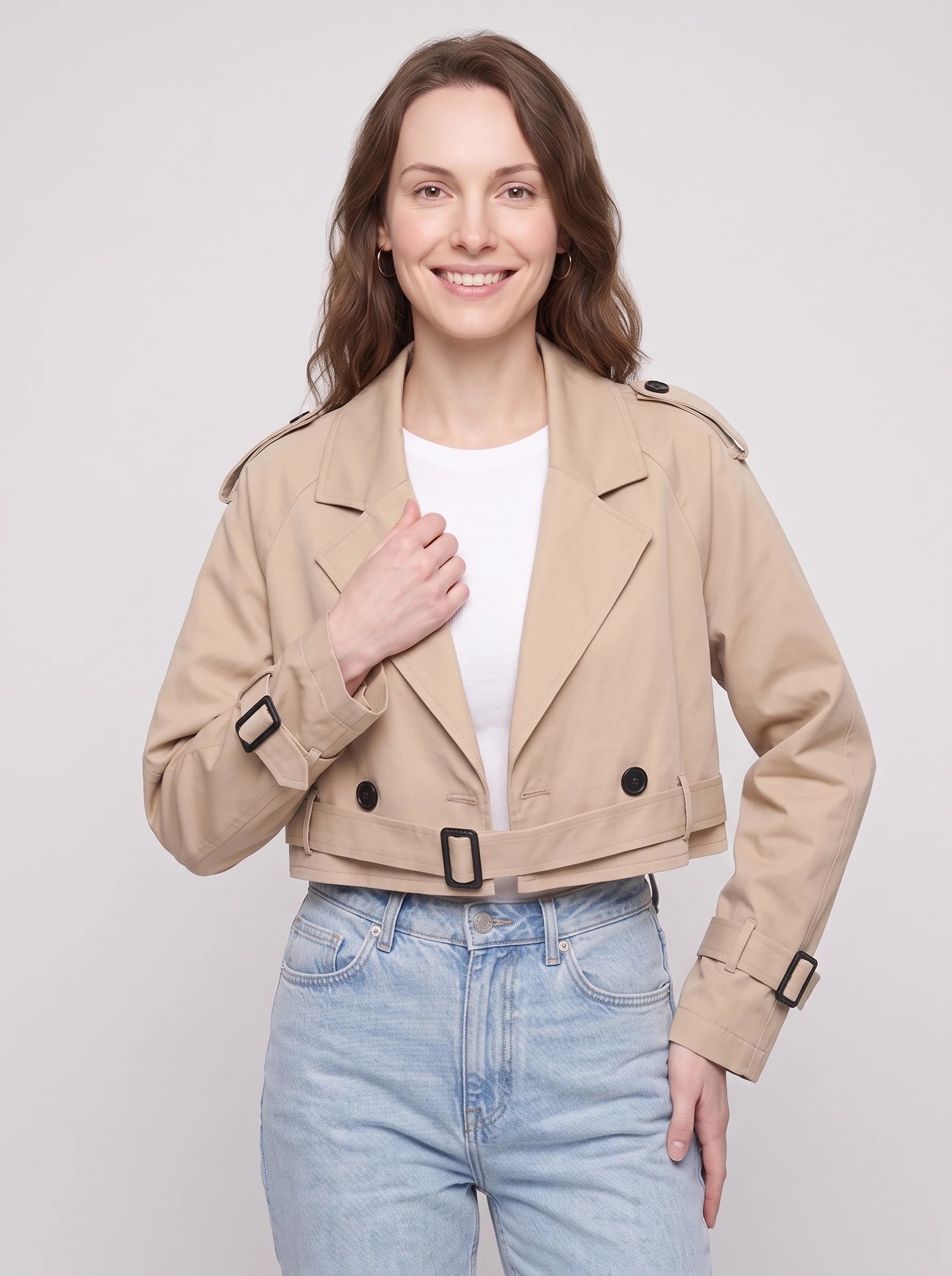 Trench cropped beige à boucles contrastées Berthille, plan rapproché en studio