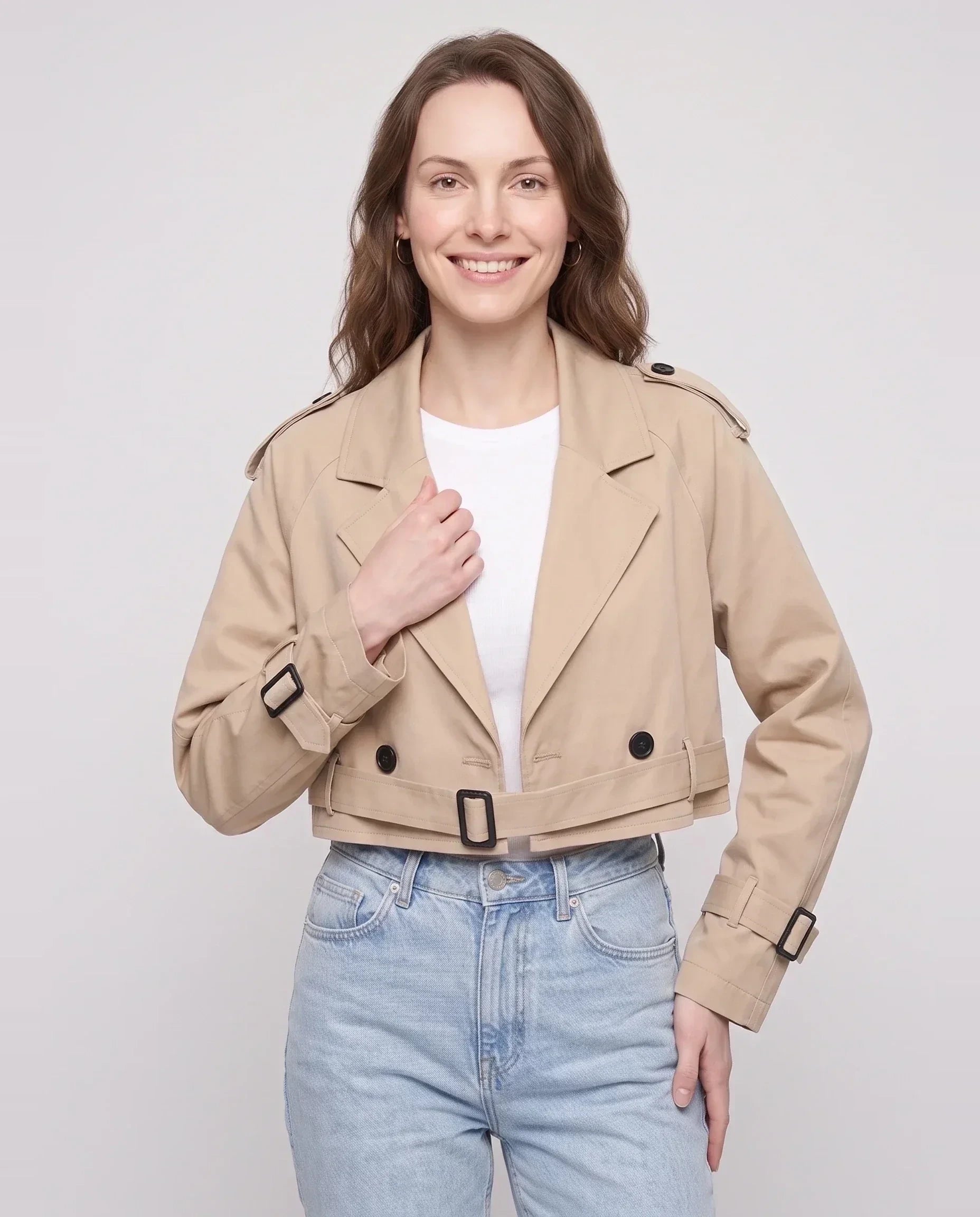 Trench cropped beige à boucles contrastées Berthille, plan rapproché en studio