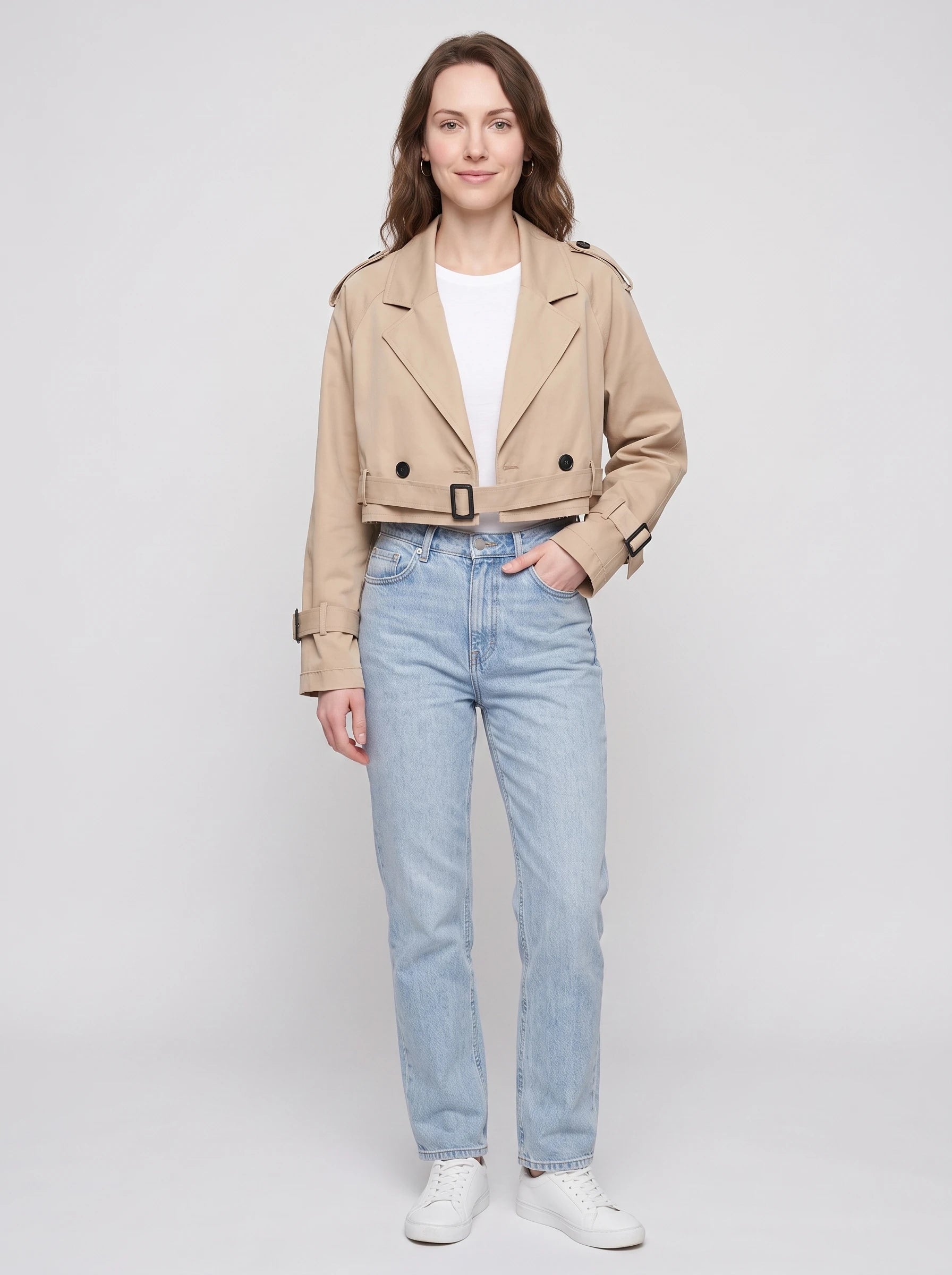 Trench cropped beige à boucles contrastées Berthille, vue de face en studio