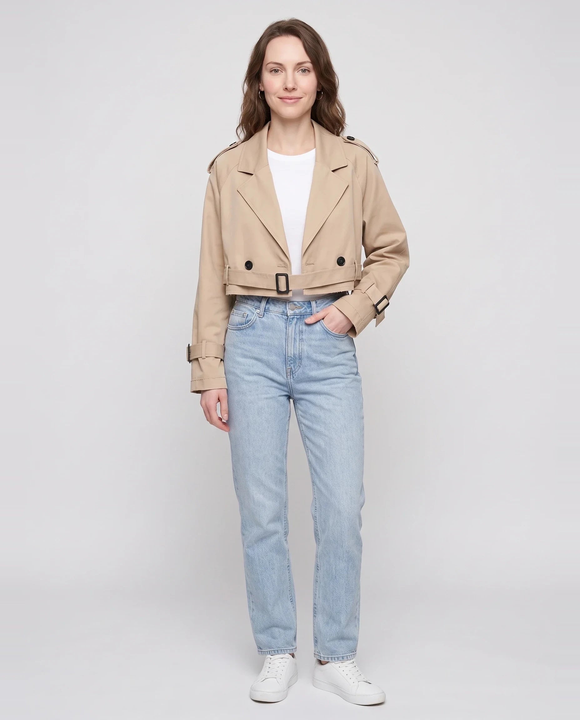 Trench cropped beige à boucles contrastées Berthille, vue de face en studio