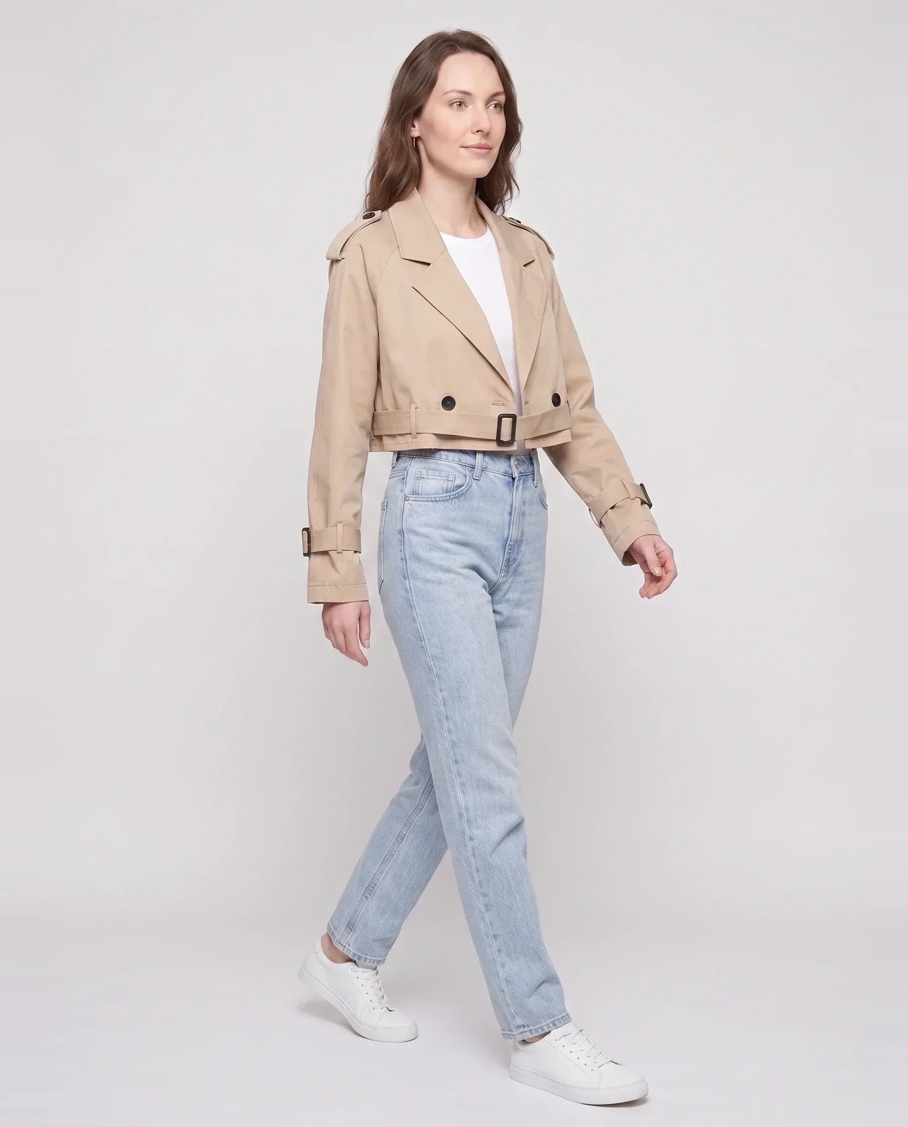 Trench cropped beige Berthille, vue de trois quarts en studio