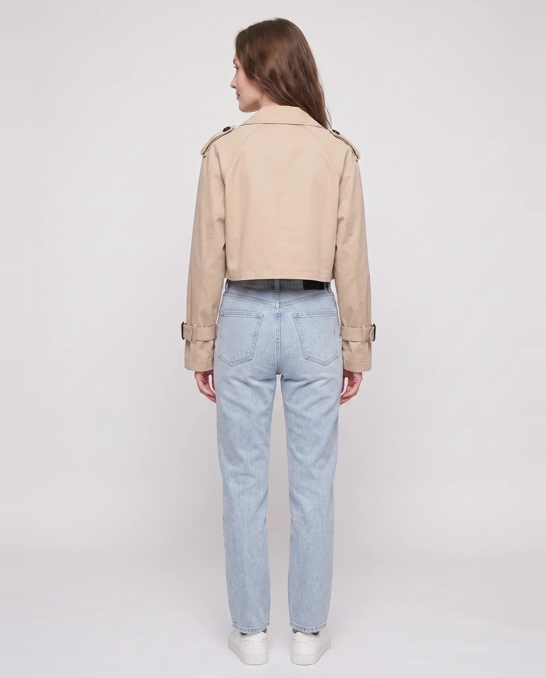 Trench cropped beige Berthille, vue de dos en studio