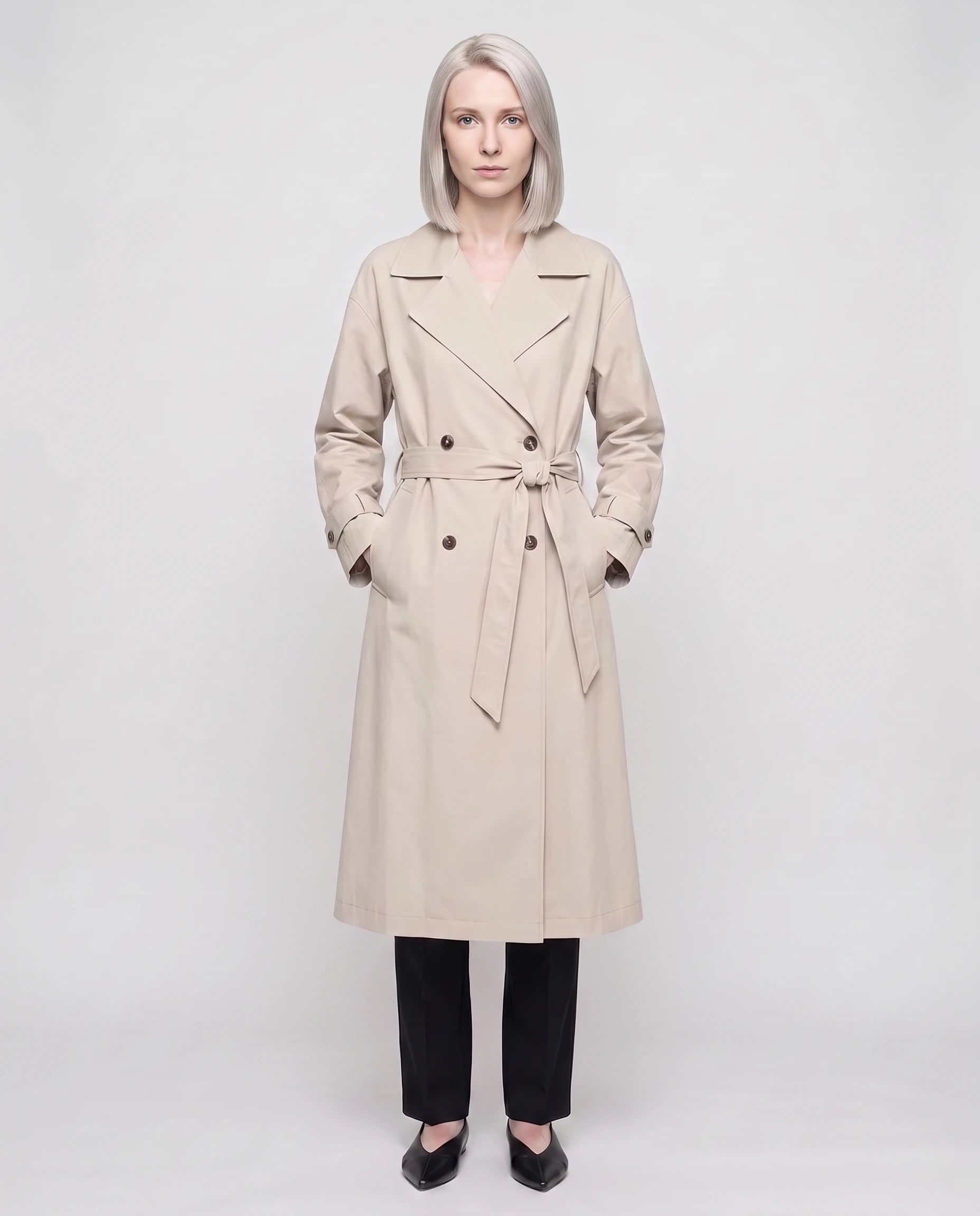 Trench long ample beige Angèle, ceinture nouée, vue de face en studio