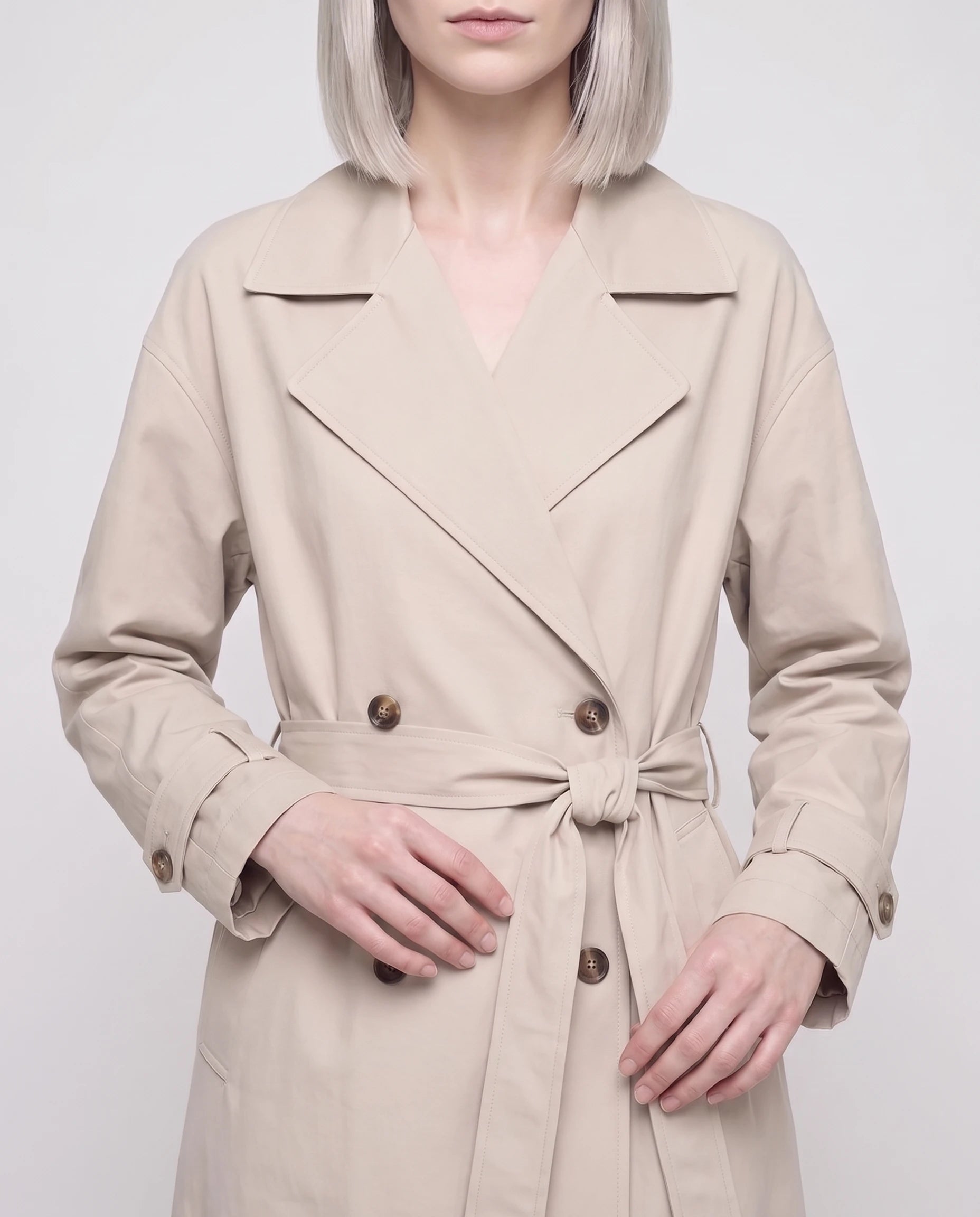 Trench long ample beige Angèle, détail des revers et de la ceinture nouée