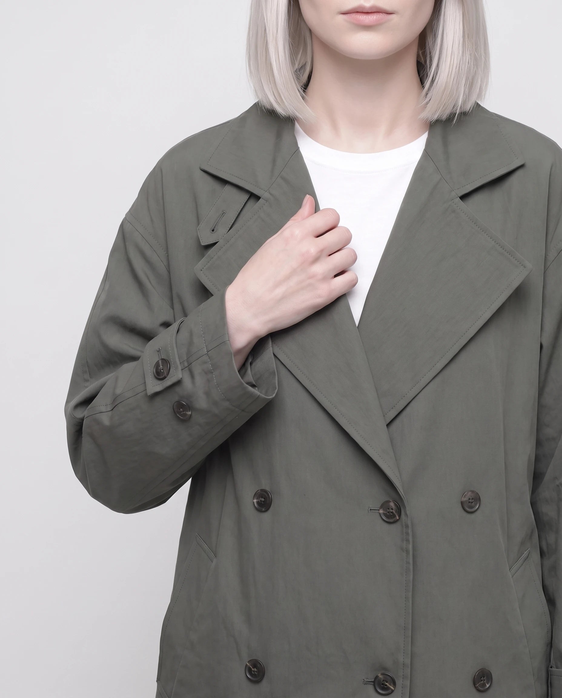 Trench long ample gris vert Angèle, détail des revers et du double boutonnage