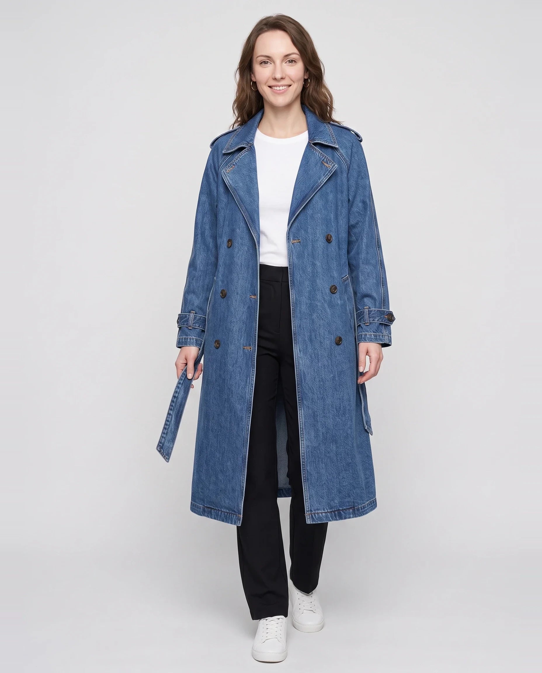 Trench long en jean bleu denim Noélie, vue de face en studio