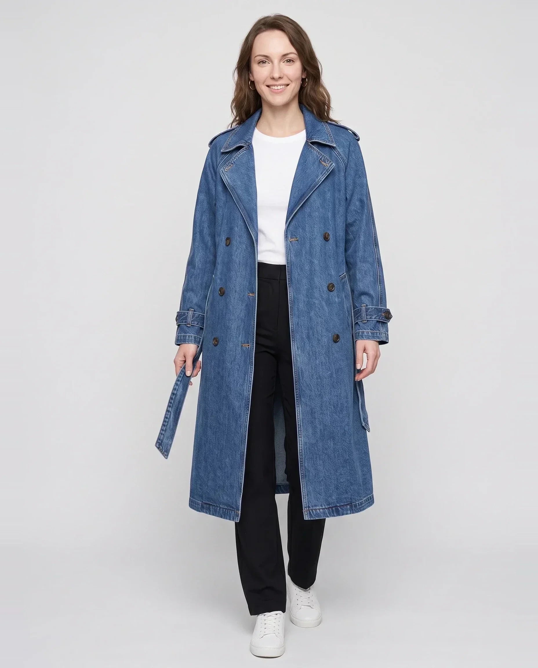 Trench long en jean bleu denim Noélie, vue de face en studio