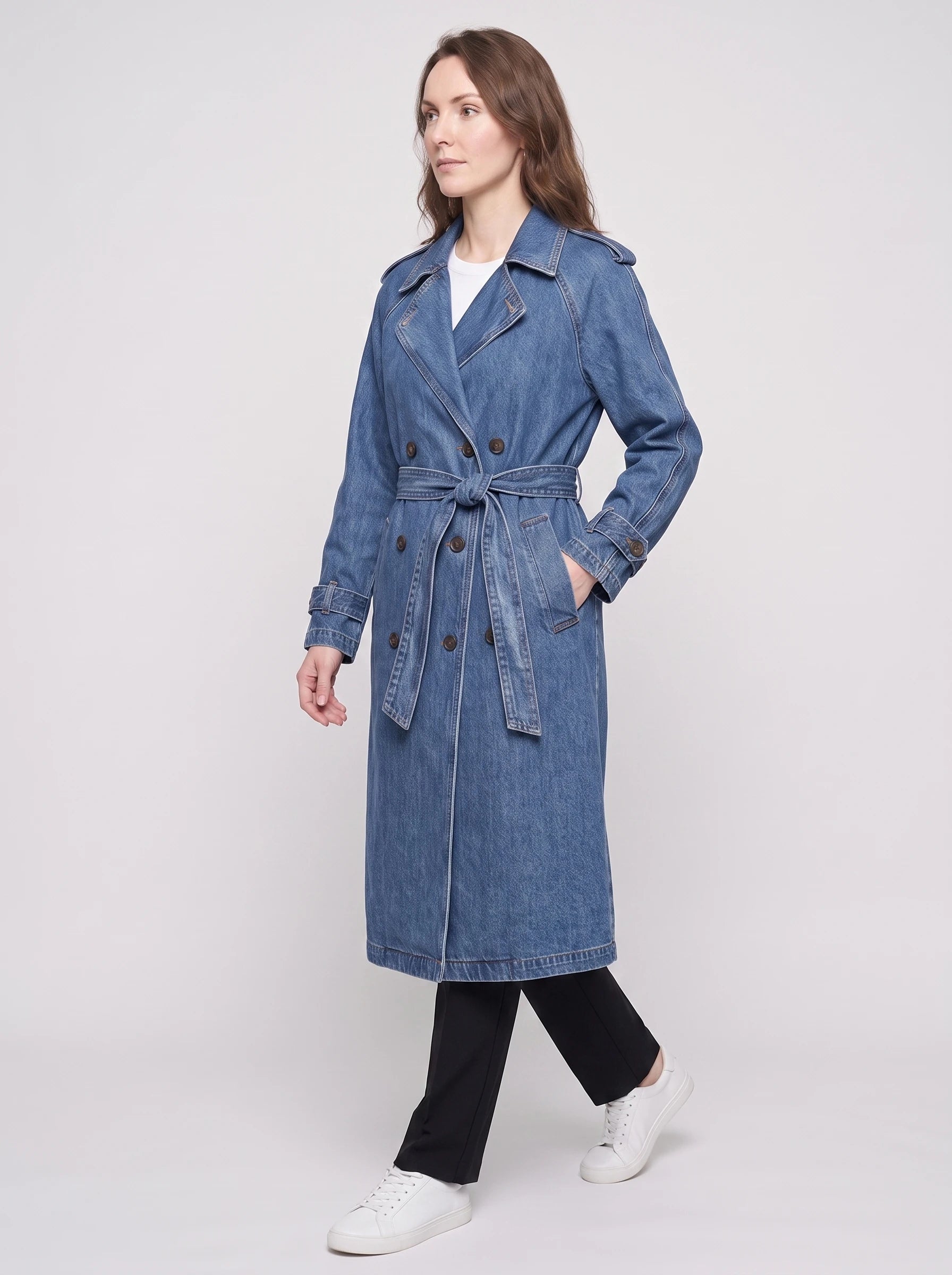 Trench long en jean bleu denim Noélie ceinturé, vue de trois quarts en studio
