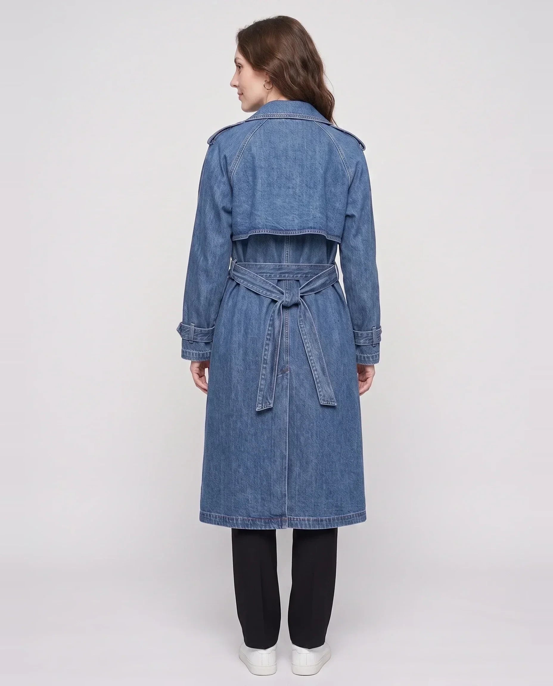Trench long en jean bleu denim Noélie, vue de dos avec rabat tempête