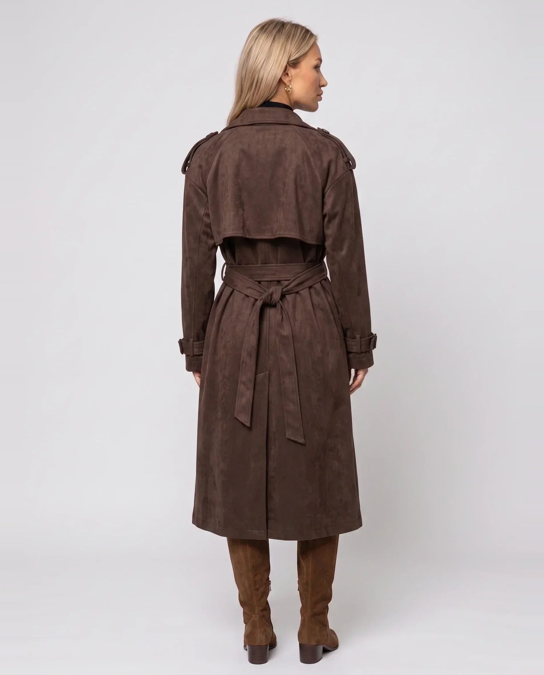 Trench long en suédine marron Odile, vue de dos en studio