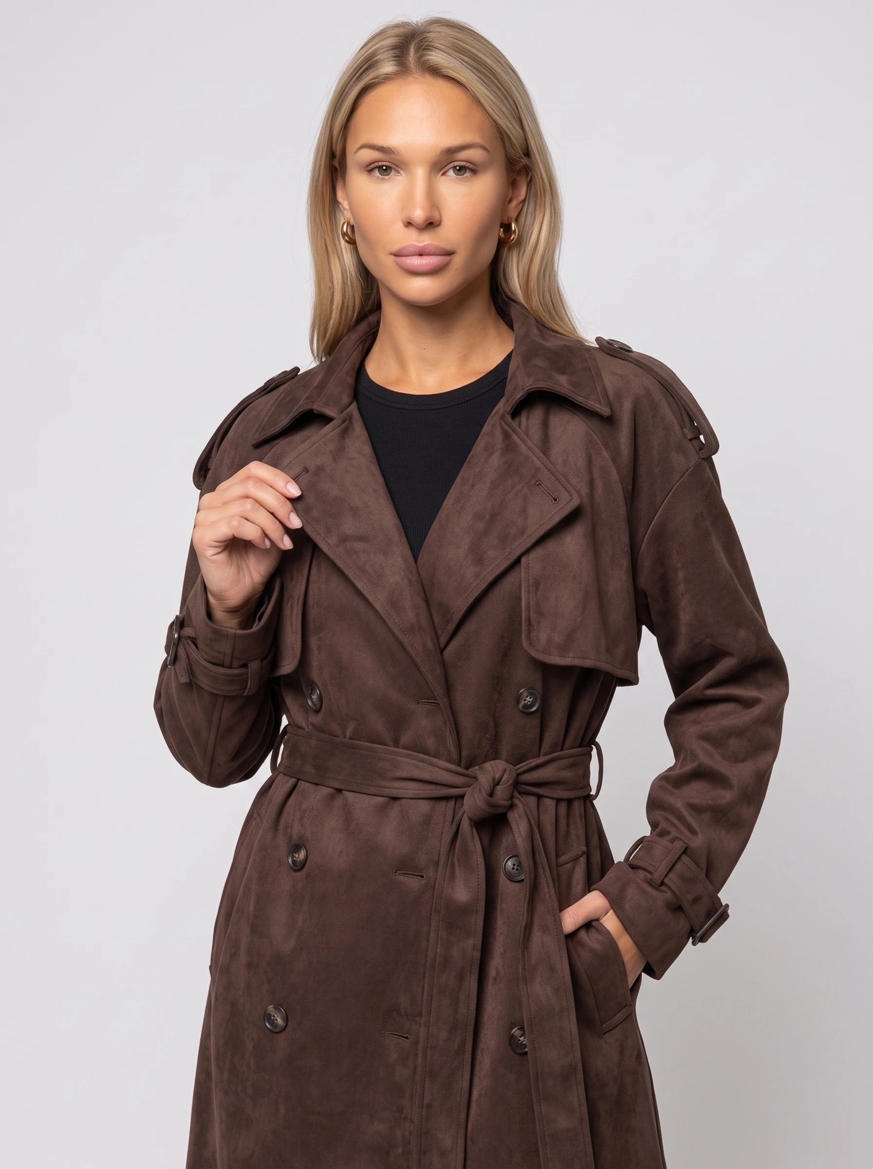 Trench long en suédine marron Odile, détail des revers et du double boutonnage
