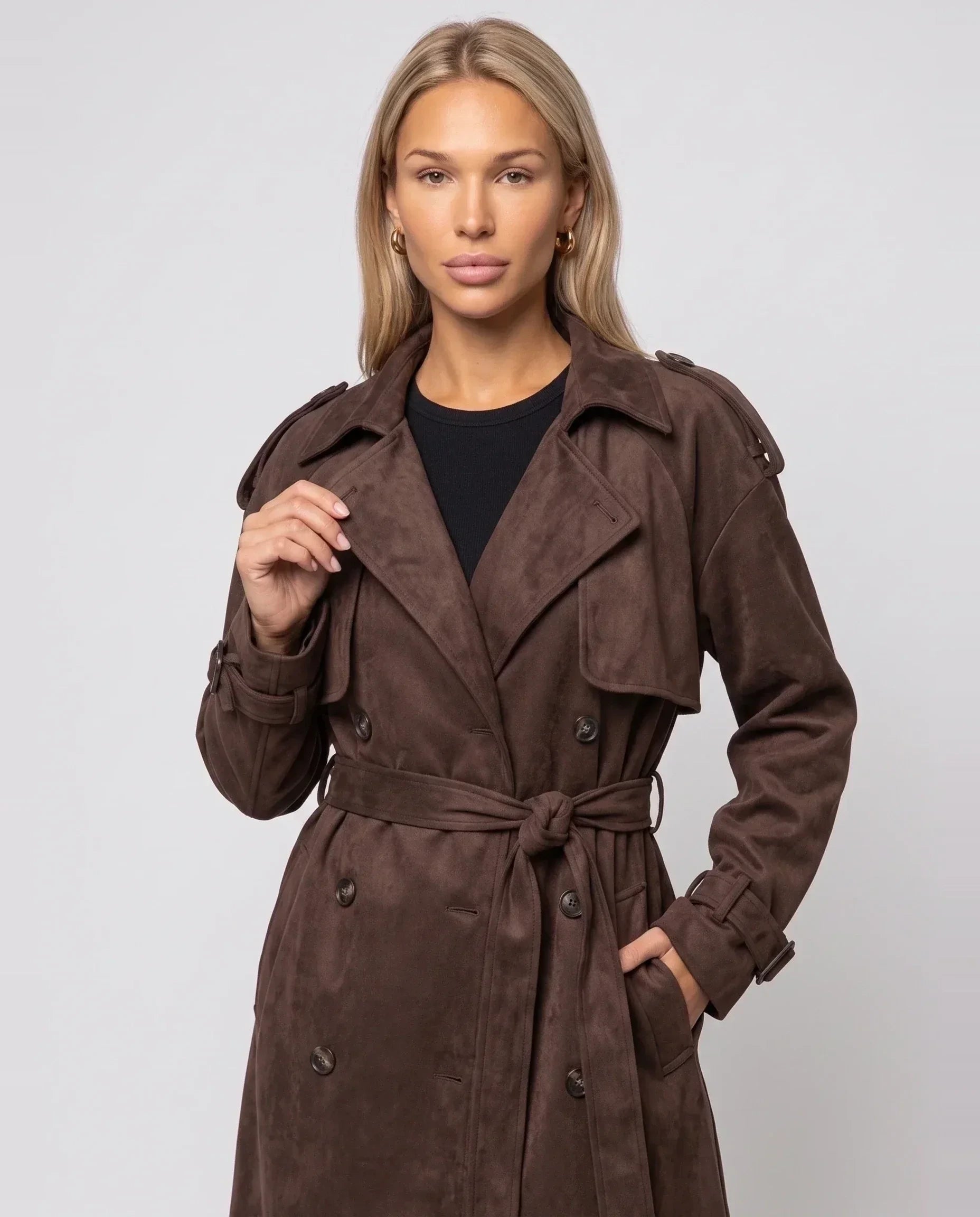 Trench long en suédine marron Odile, détail des revers et du double boutonnage