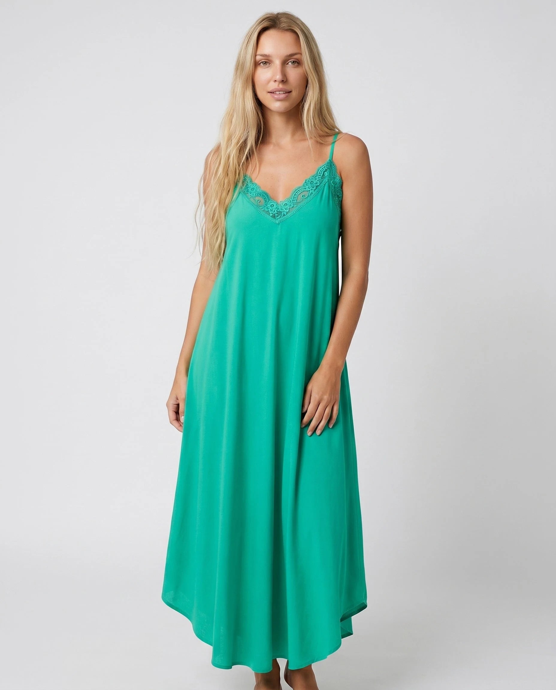 Robe longue dentelle vert jade studio face