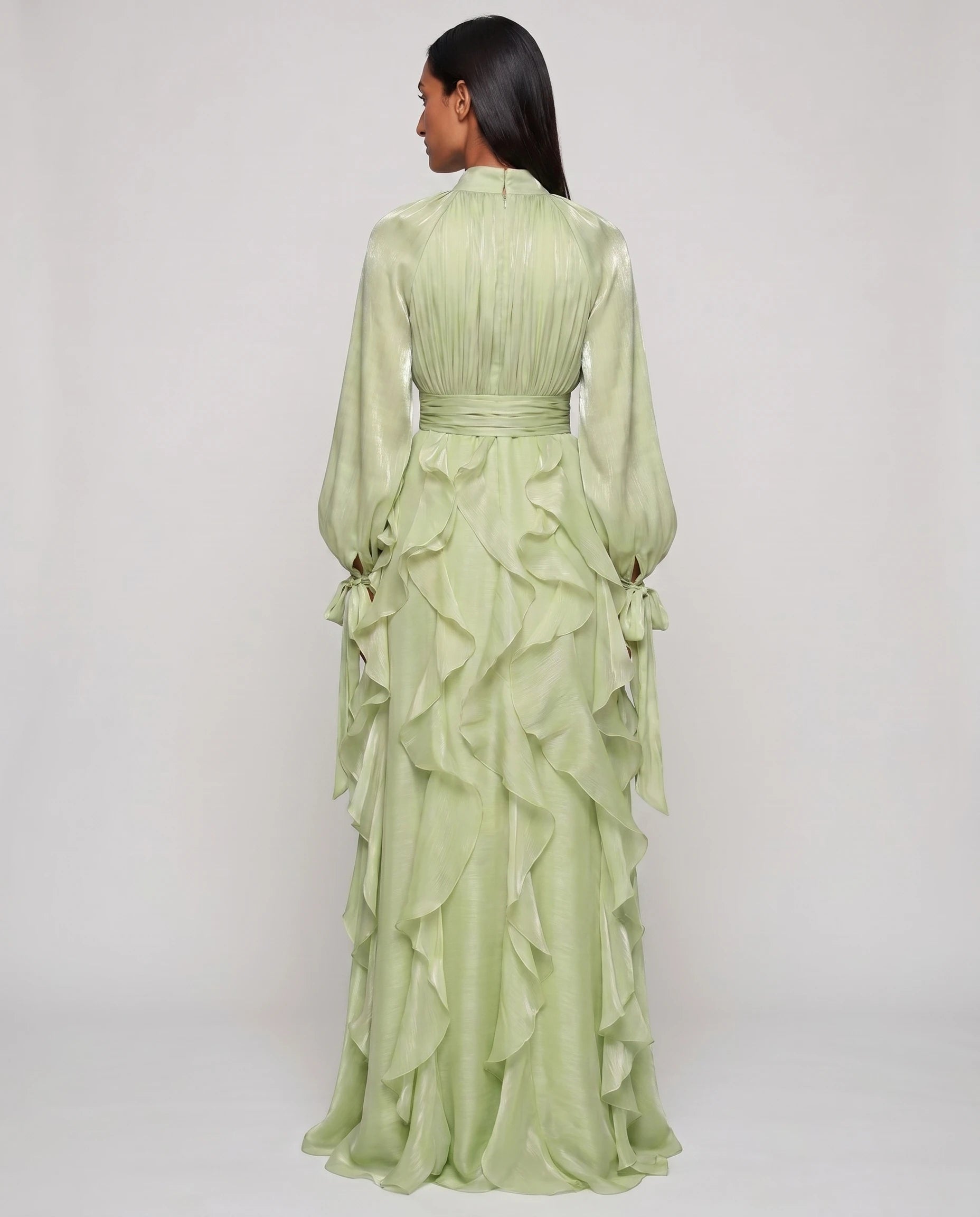 Robe de soiree longue a volants vert sauge studio dos