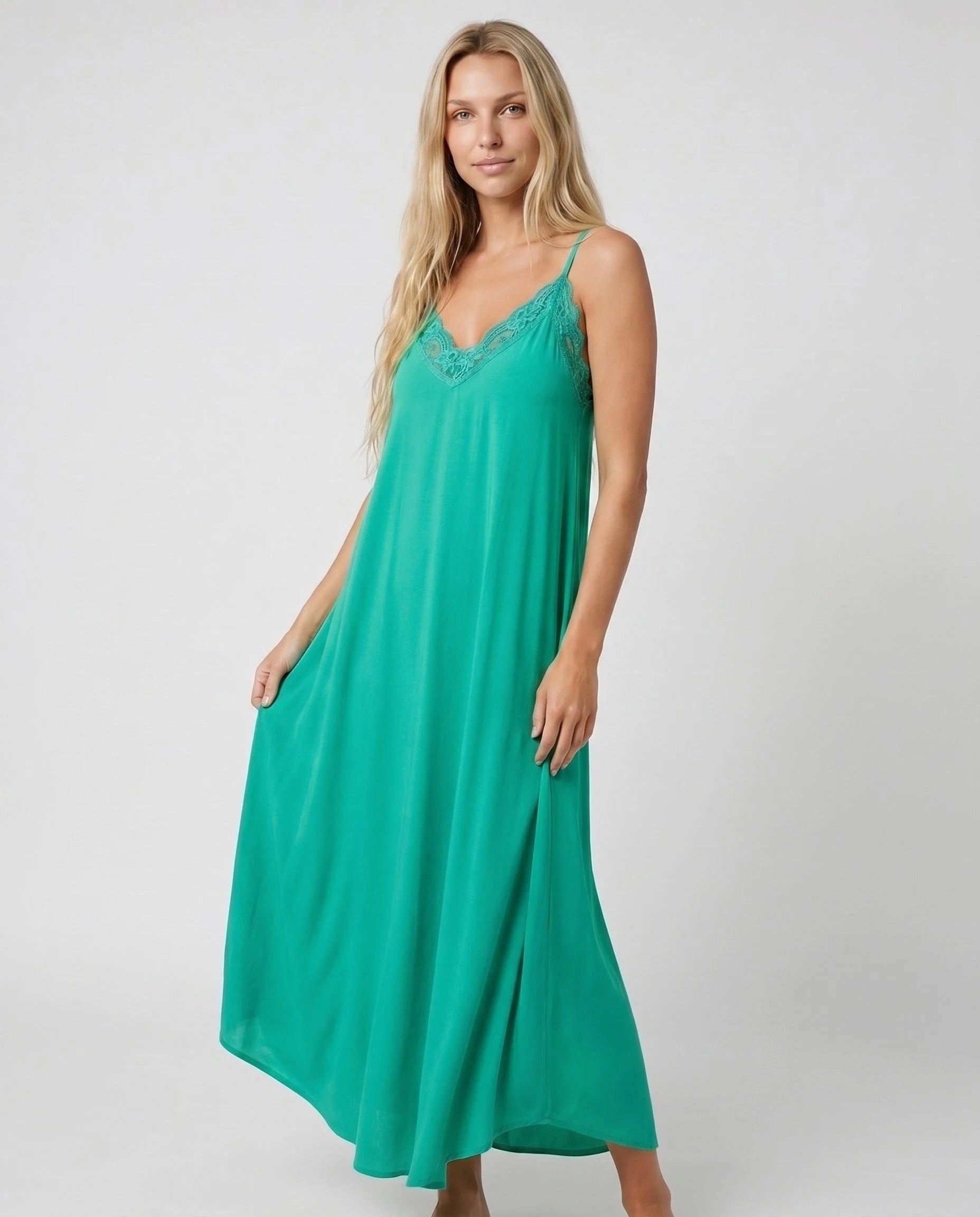 Robe longue dentelle vert jade studio trois-quart