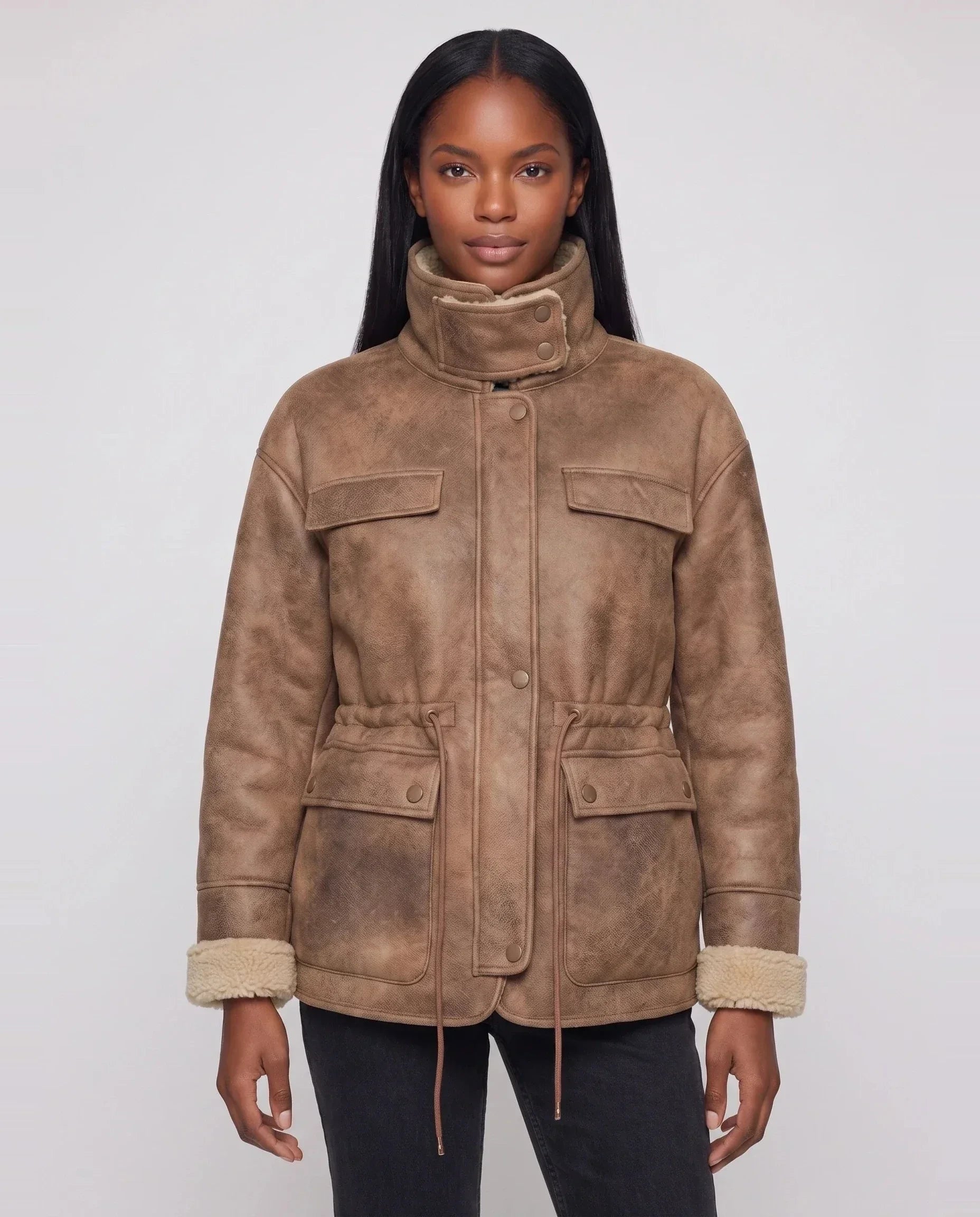 Veste aviateur réversible en sherpa caramel vieilli Christiane, plan rapproché en studio