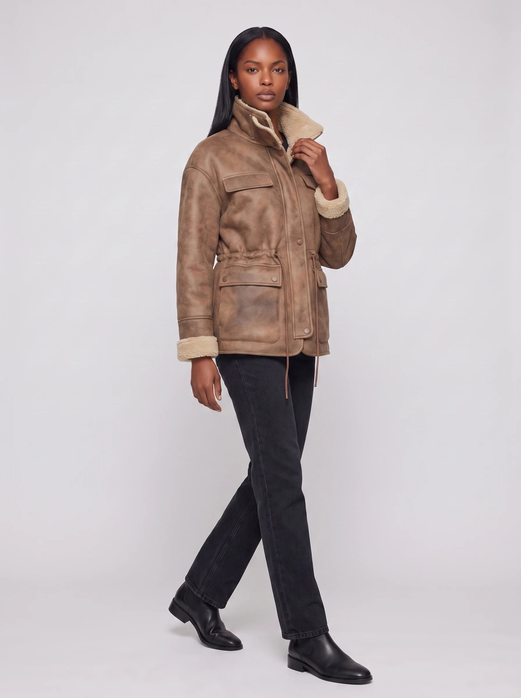 Veste aviateur réversible en sherpa caramel vieilli Christiane, vue de trois quarts en studio