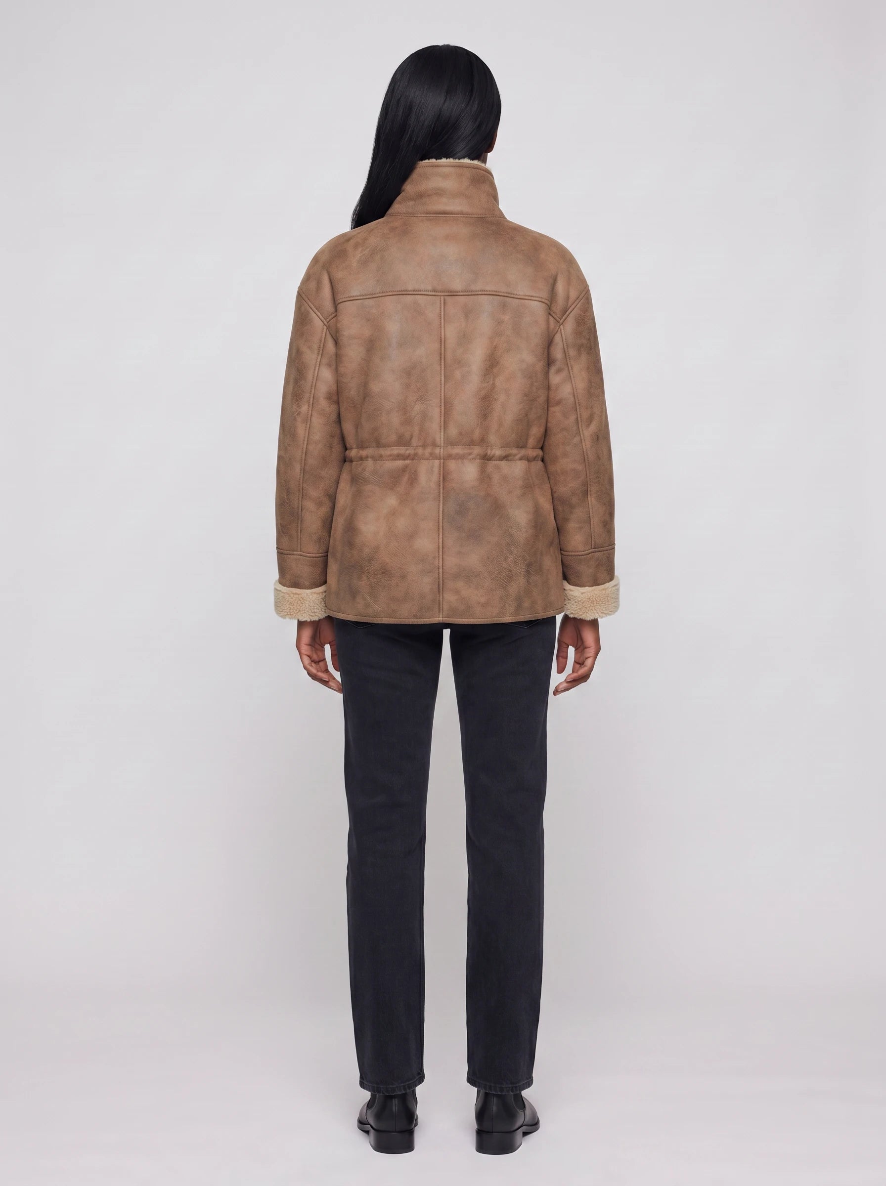 Veste aviateur réversible en sherpa caramel vieilli Christiane, vue de dos en studio