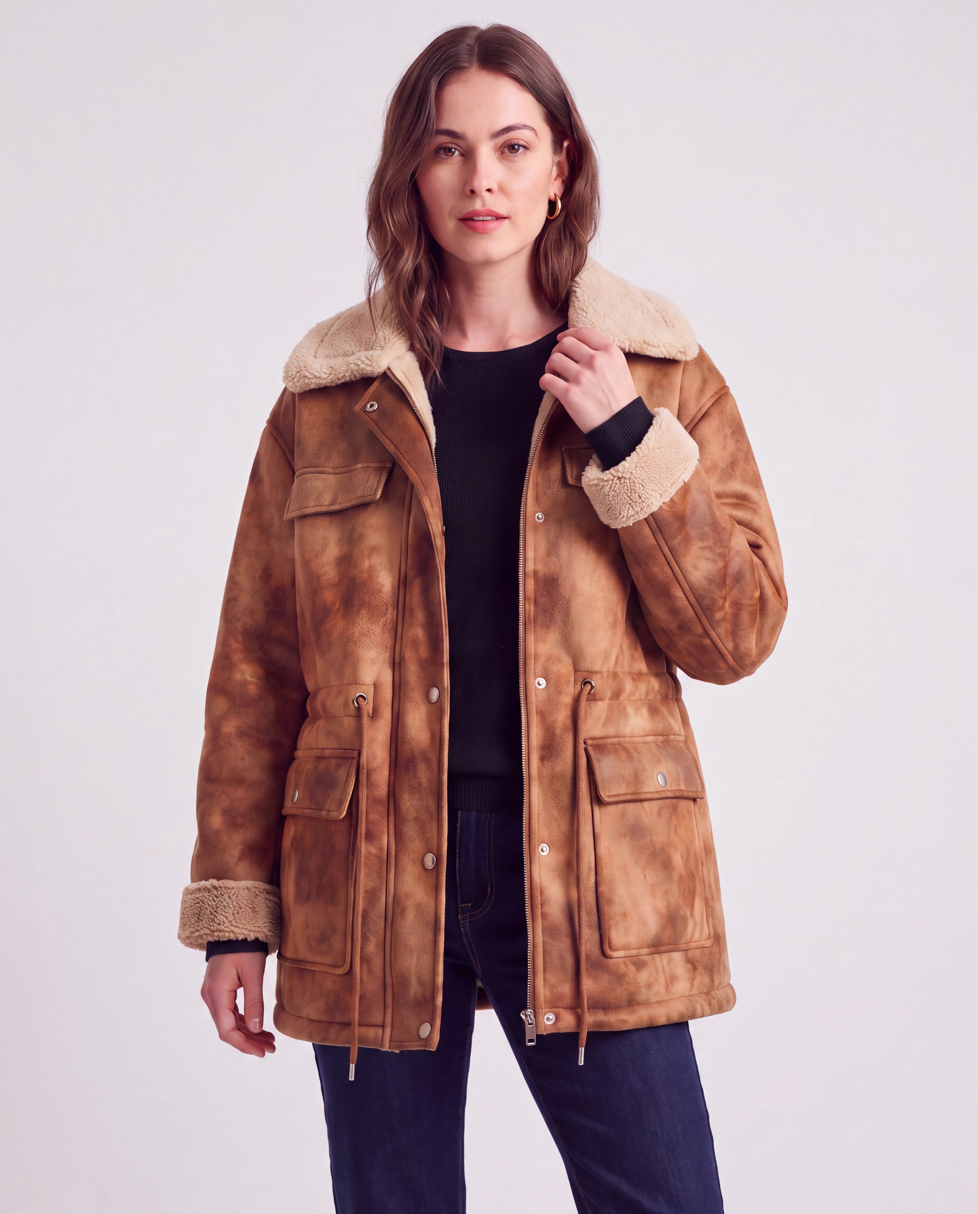 Veste aviateur réversible en sherpa caramel vieilli Christiane, plan rapproché en studio