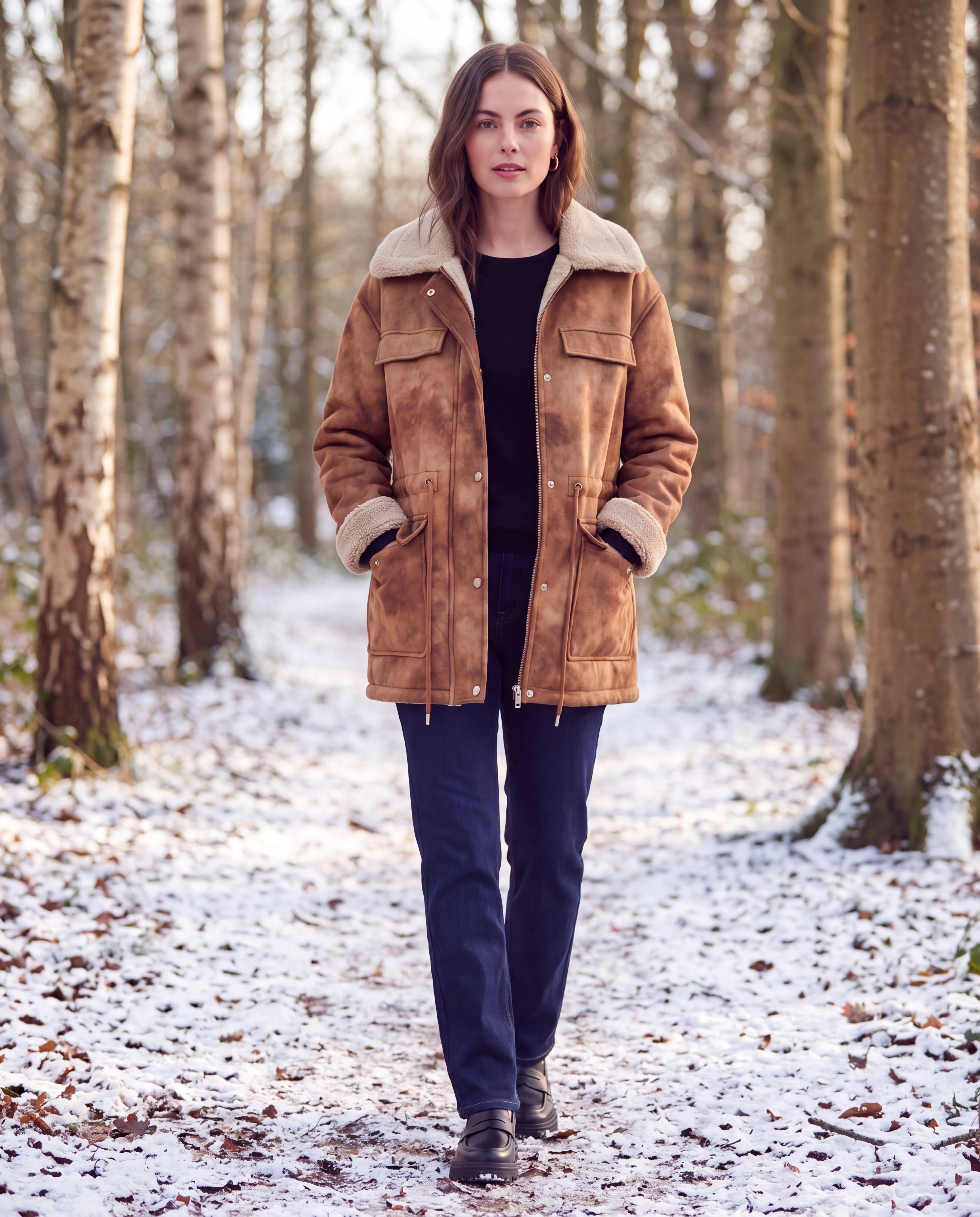 Veste aviateur réversible caramel Christiane, portée dans une forêt enneigée