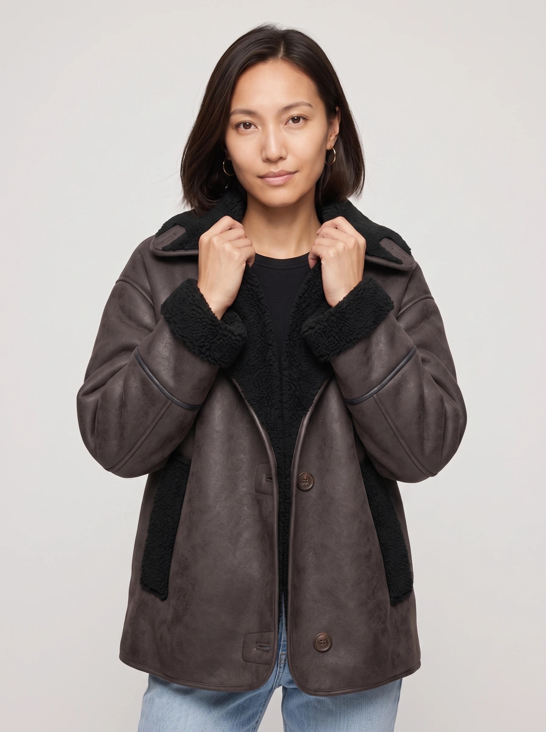 Veste aviateur effet vieilli brun à col sherpa Flore, plan rapproché en studio