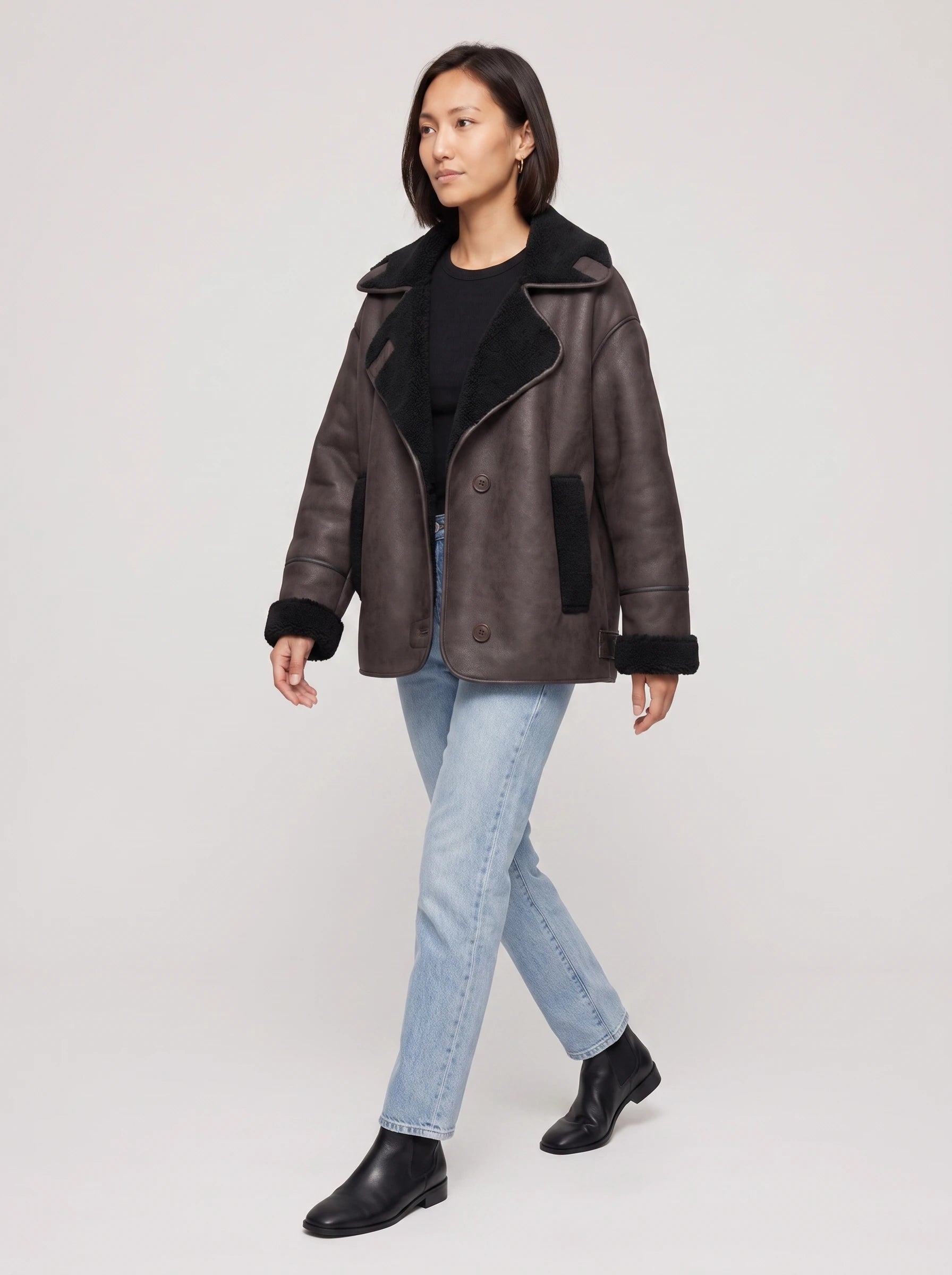 Veste aviateur brun à col sherpa Flore boutonnée, vue de trois quarts