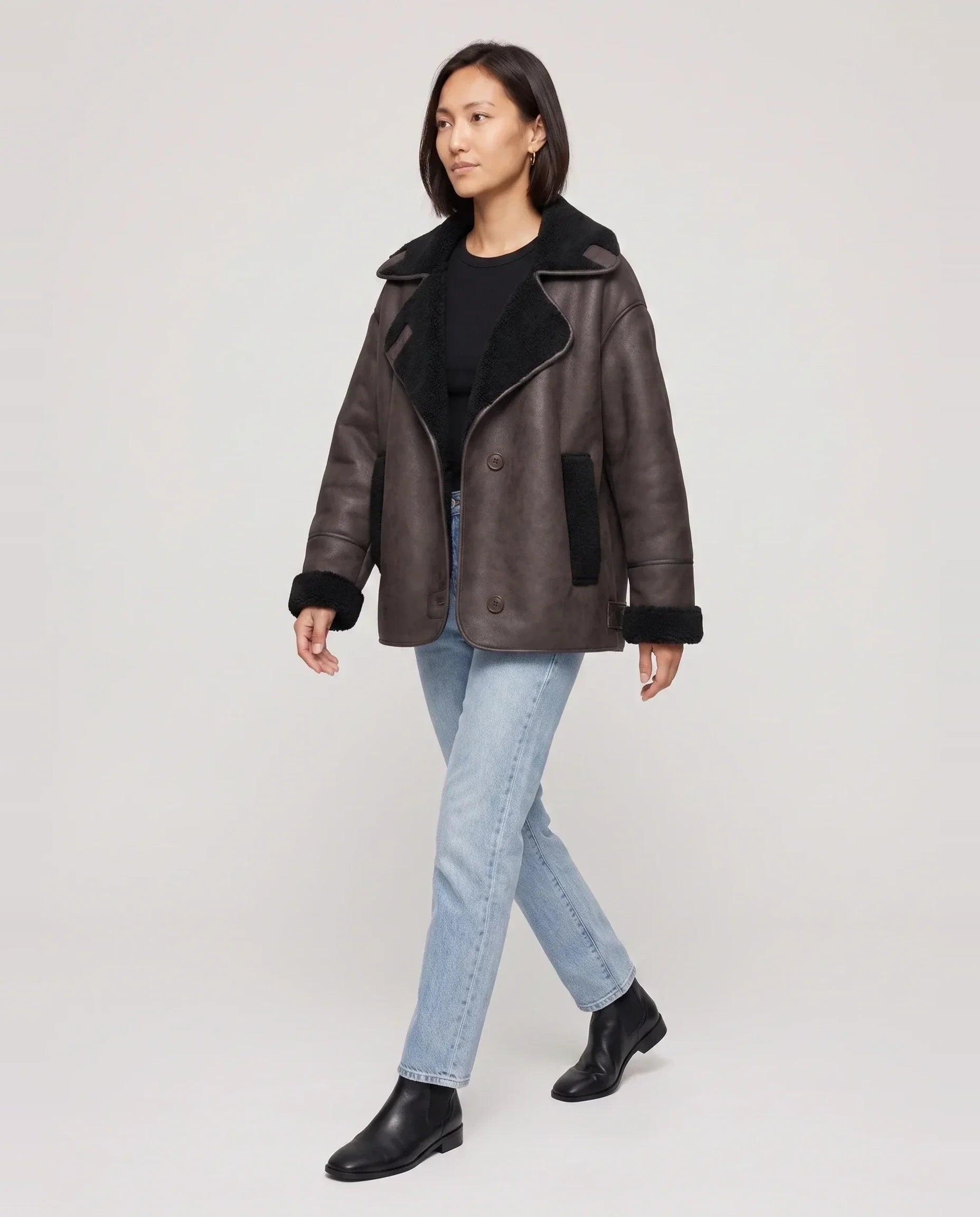 Veste aviateur brun à col sherpa Flore boutonnée, vue de trois quarts