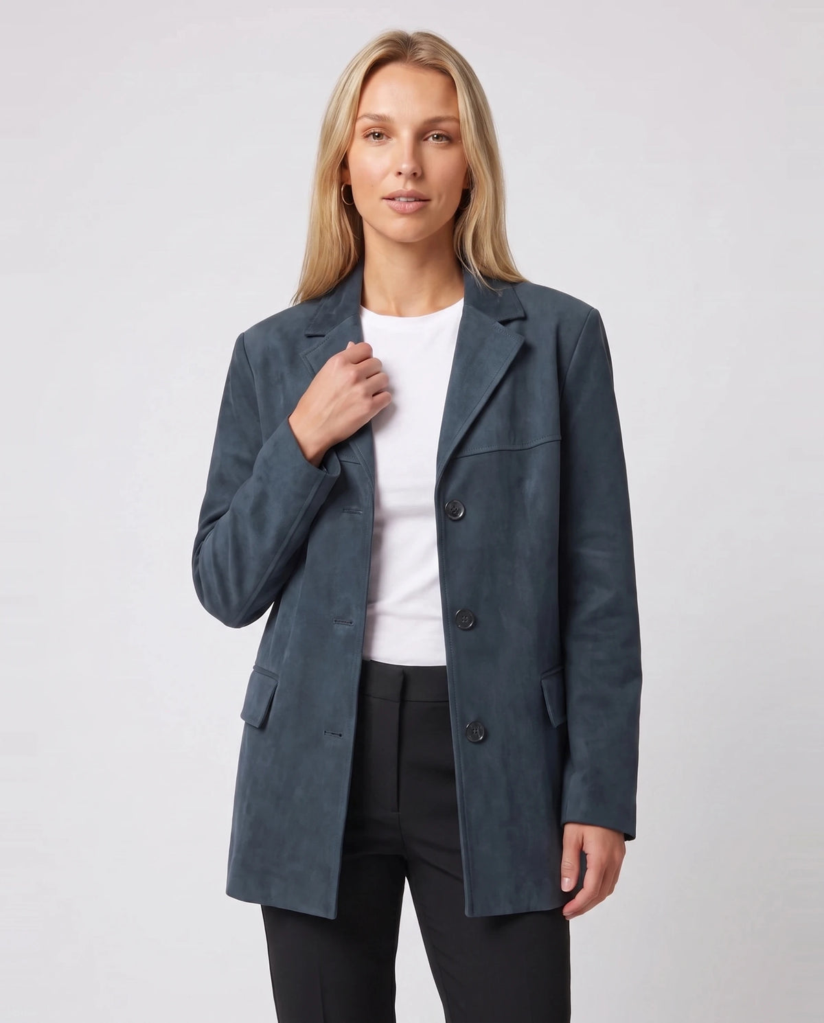 Oversize-Blazerjacke aus Veloursimitat in Petrolblau Clothilde, Nahaufnahme im Studio