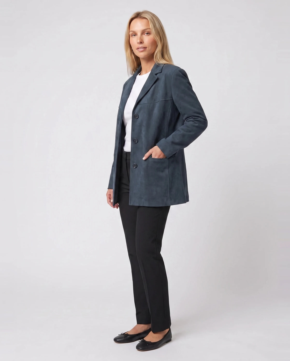 Blazerjacke aus Veloursimitat in Petrolblau Clothilde, Dreiviertelansicht im Studio