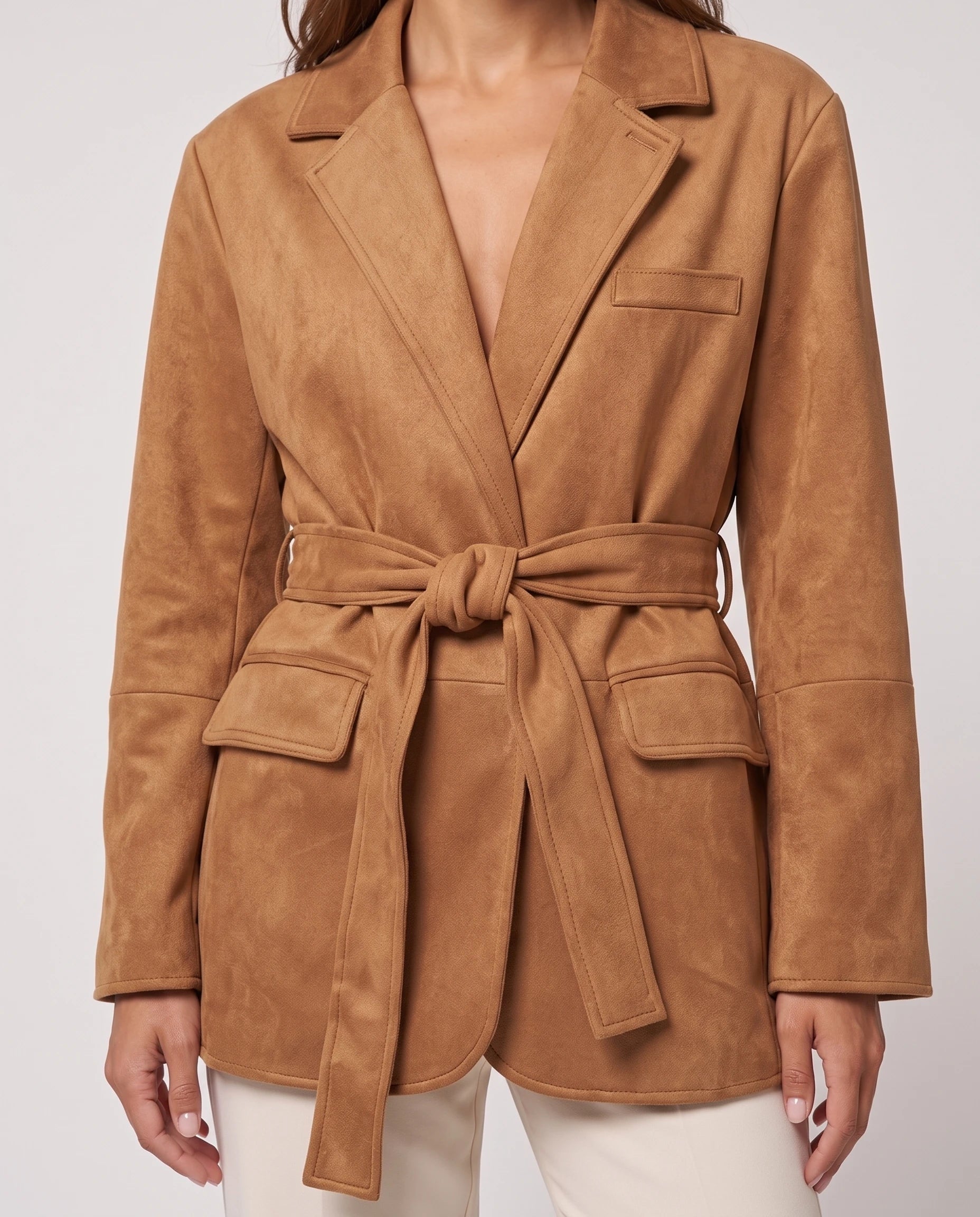 Veste-blazer en suédine camel Cosette, détail du nœud de ceinture et col cranté