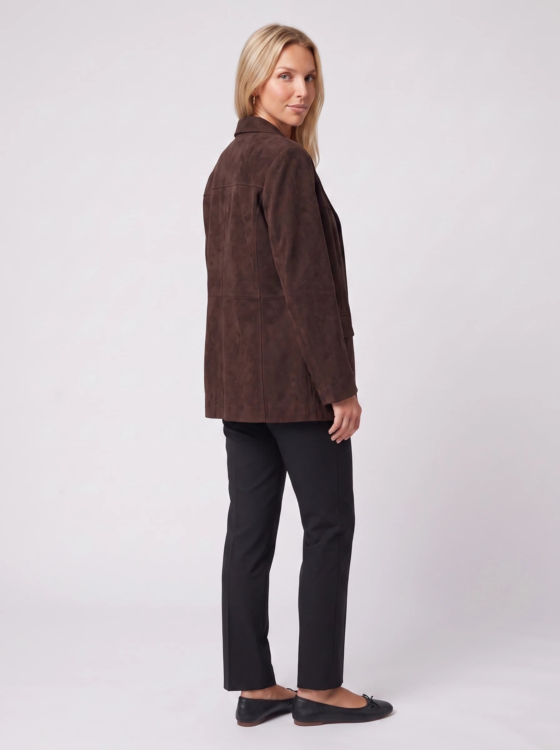 Veste-blazer en suédine chocolat Clothilde, vue de trois quarts en studio