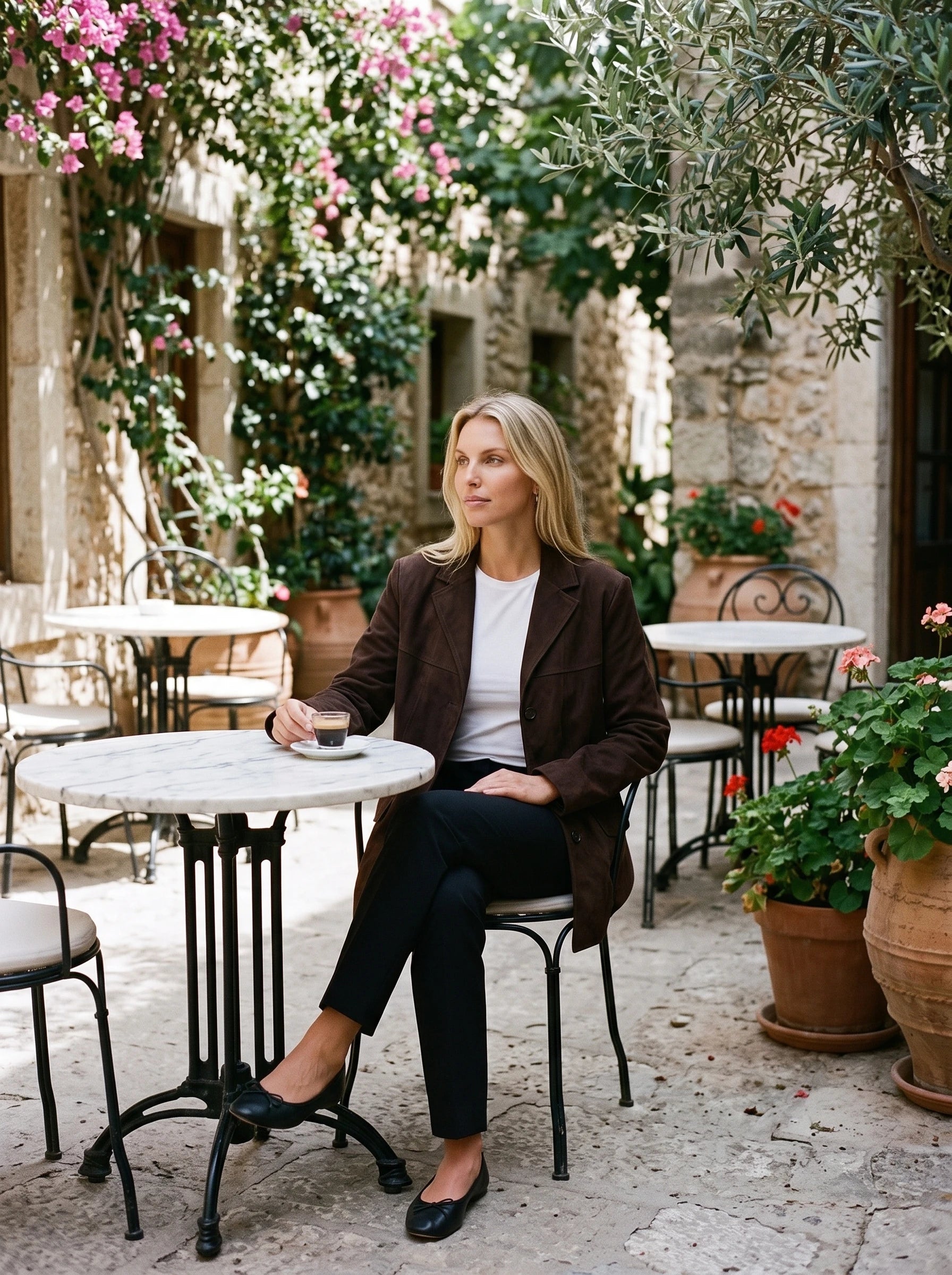 Veste-blazer en suédine chocolat Clothilde, portée à une table de bistrot