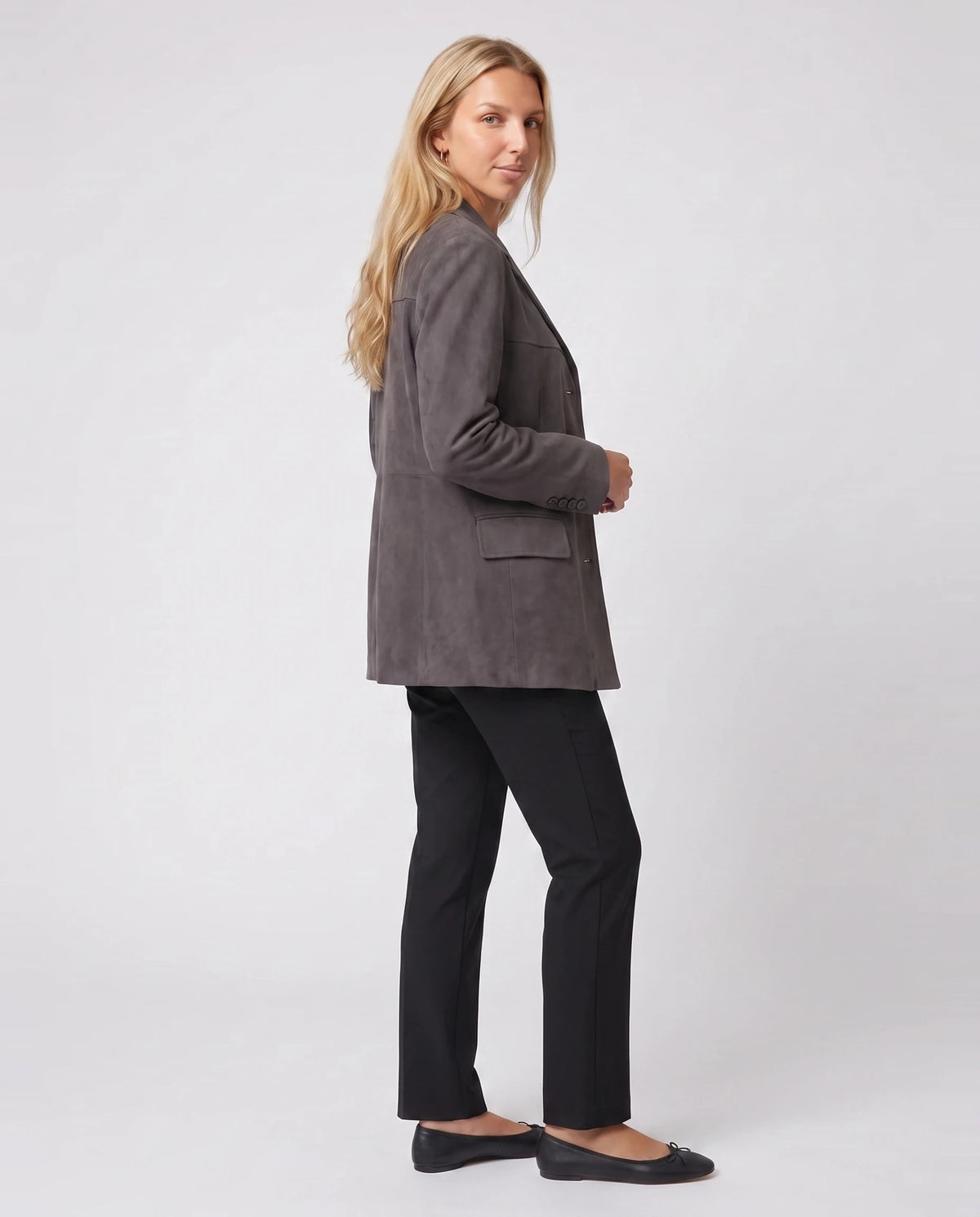 Blazerjacke aus Veloursimitat in Anthrazitgrau Clothilde, Dreiviertelansicht im Studio