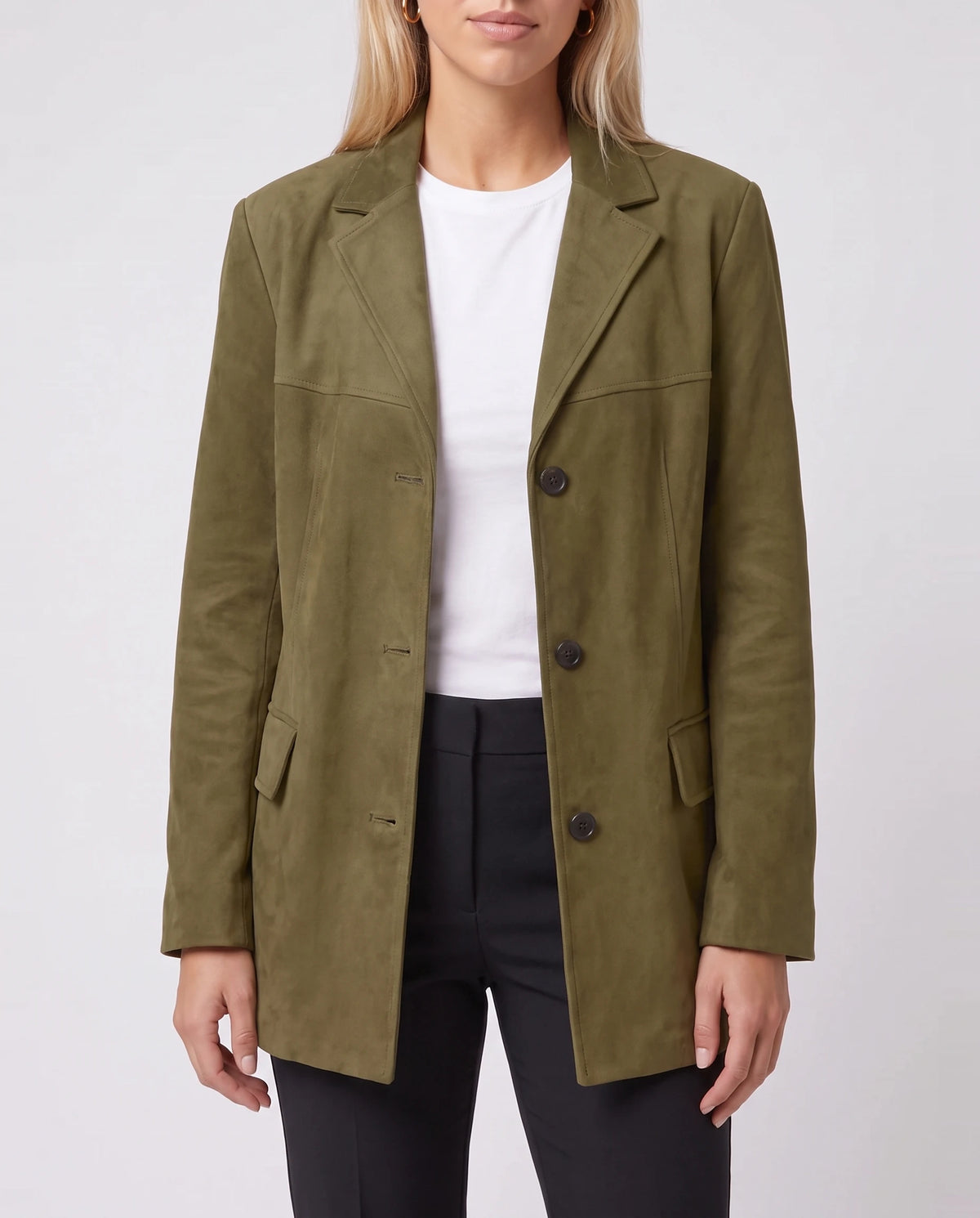 Oversize-Blazerjacke aus Veloursimitat in Khaki Clothilde, Nahaufnahme im Studio
