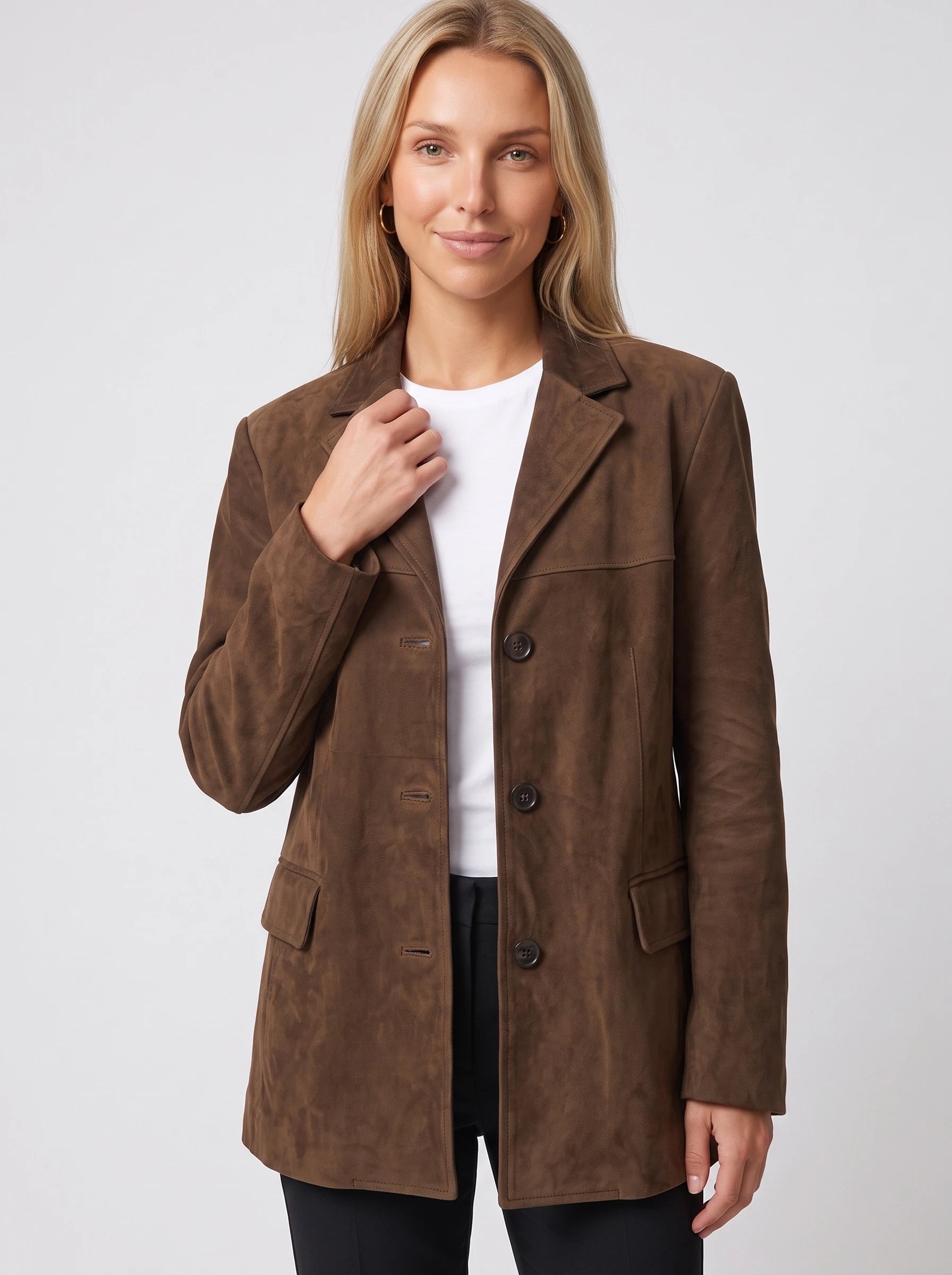 Veste-blazer oversize en suédine marron Clothilde, plan rapproché en studio