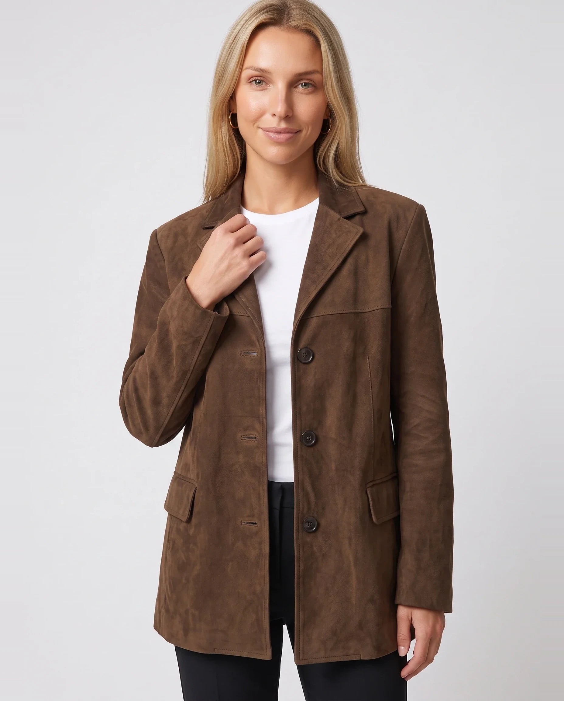 Veste-blazer oversize en suédine marron Clothilde, plan rapproché en studio